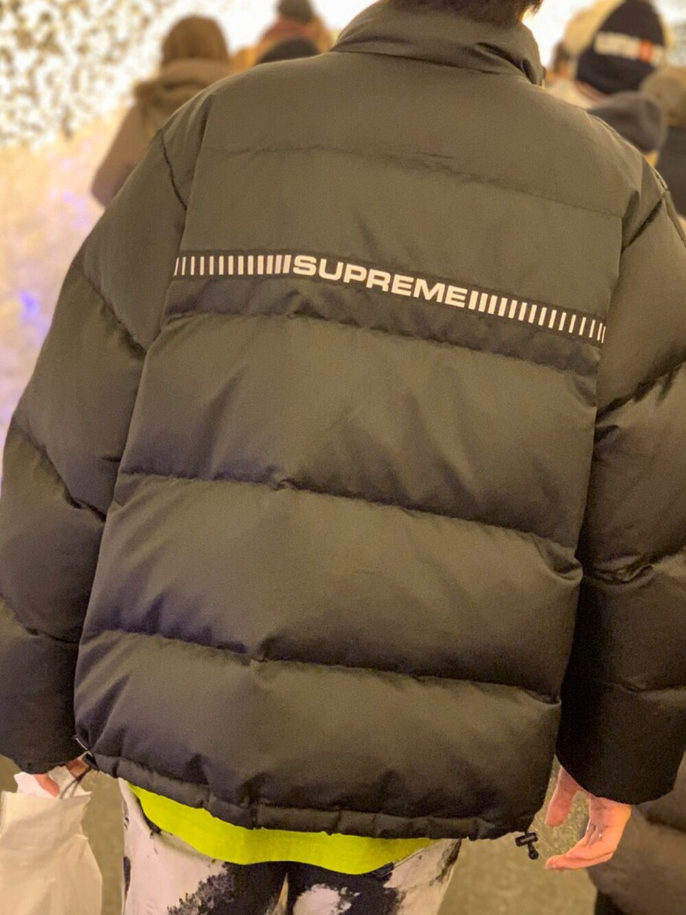 「ブリーチデニム、サンローランパリ、supreme、AKIRA、ダウンジャケット」｜「Supreme のアイテム（ダウンジャケット/コート、ブラック系）」を使った、タカ　さん（メンズ・177cm）の冬コーディネートの1枚目の写真