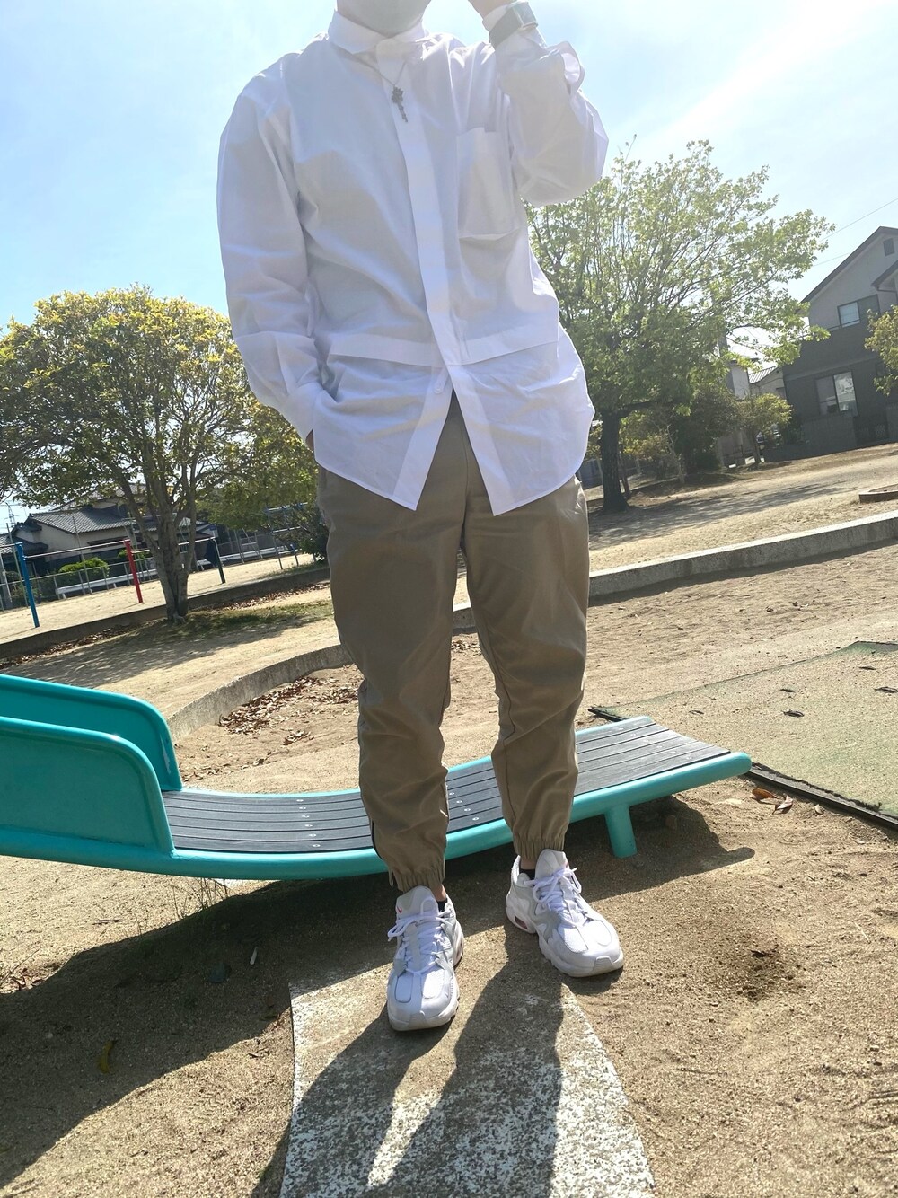 「ユニクロ、低身長、シャツスタイル、公園遊び、プチプラ」｜「UNIQLOのアイテム（トップス、ホワイト系）」を使った、ktnpyさん（メンズ・167cm）の春コーディネートの1枚目の写真