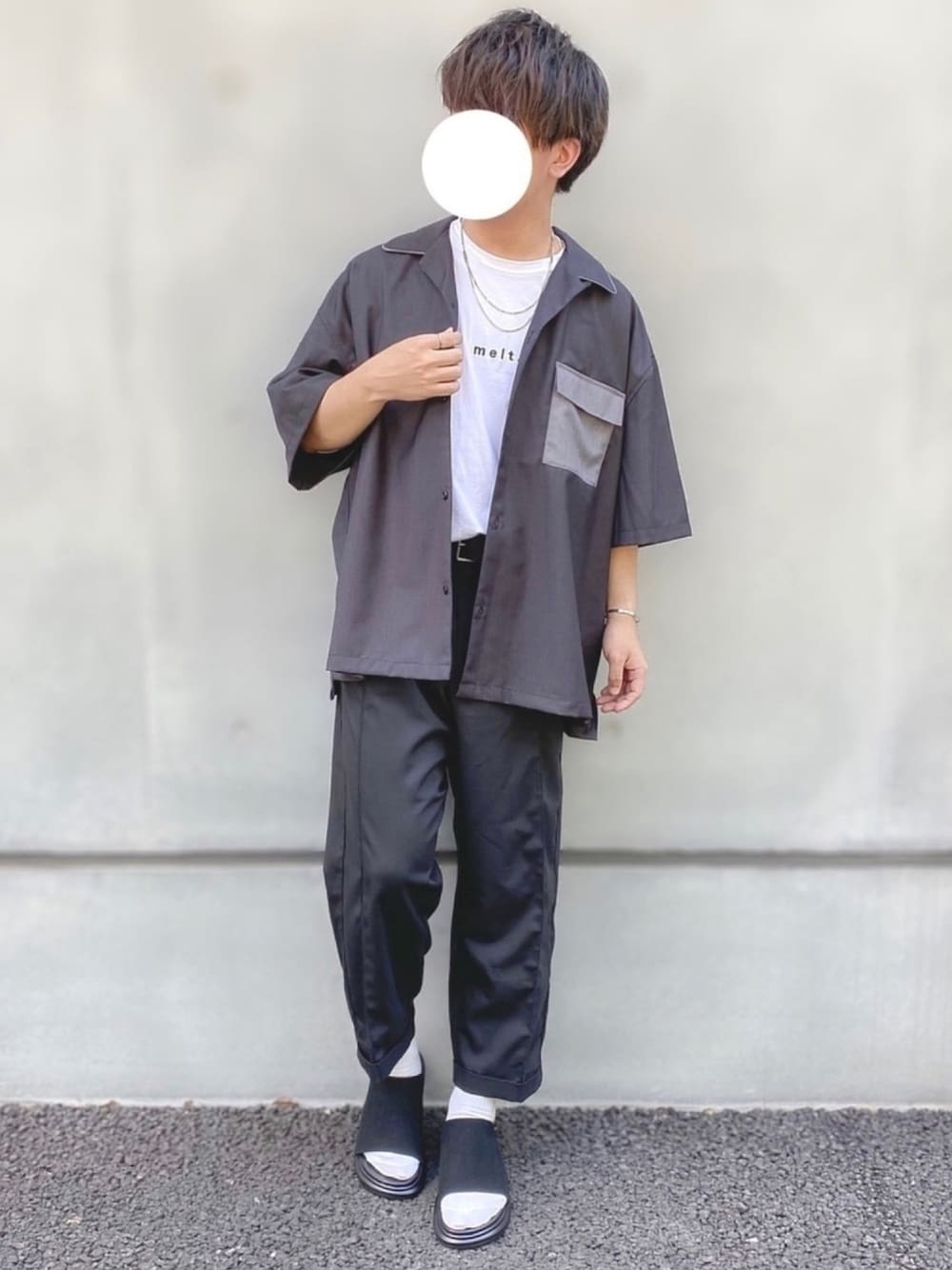 「夏コーデ、シンプル、ラフ、ゆるコーデ、リラックススタイル、大人カジュアル、シャツスタイル、Tシャツ、ワイドパンツ、サンダル」｜「BASQUE magentaのファッションインフルエンサー ろむし × BASQUE magenta 切り替え オープンカラーシャツ 半袖（シャツ/ブラウス、グレー系）」を使った、itsukiさん（メンズ・167cm）の夏コーディネートの1枚目の写真