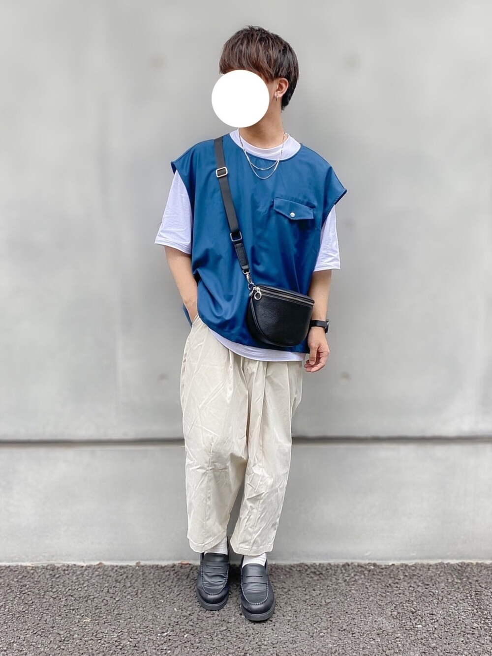 「夏コーデ、シンプル、ラフ、ゆるコーデ、キレイめ、きれいめカジュアル、ベスト、Tシャツ、ワイドパンツ、ローファー」｜「melt.のmelt. - 刺繍ロゴTシャツ -（Tシャツ/カットソー、ホワイト系）」を使った、itsukiさん（メンズ・167cm）の夏コーディネートの1枚目の写真