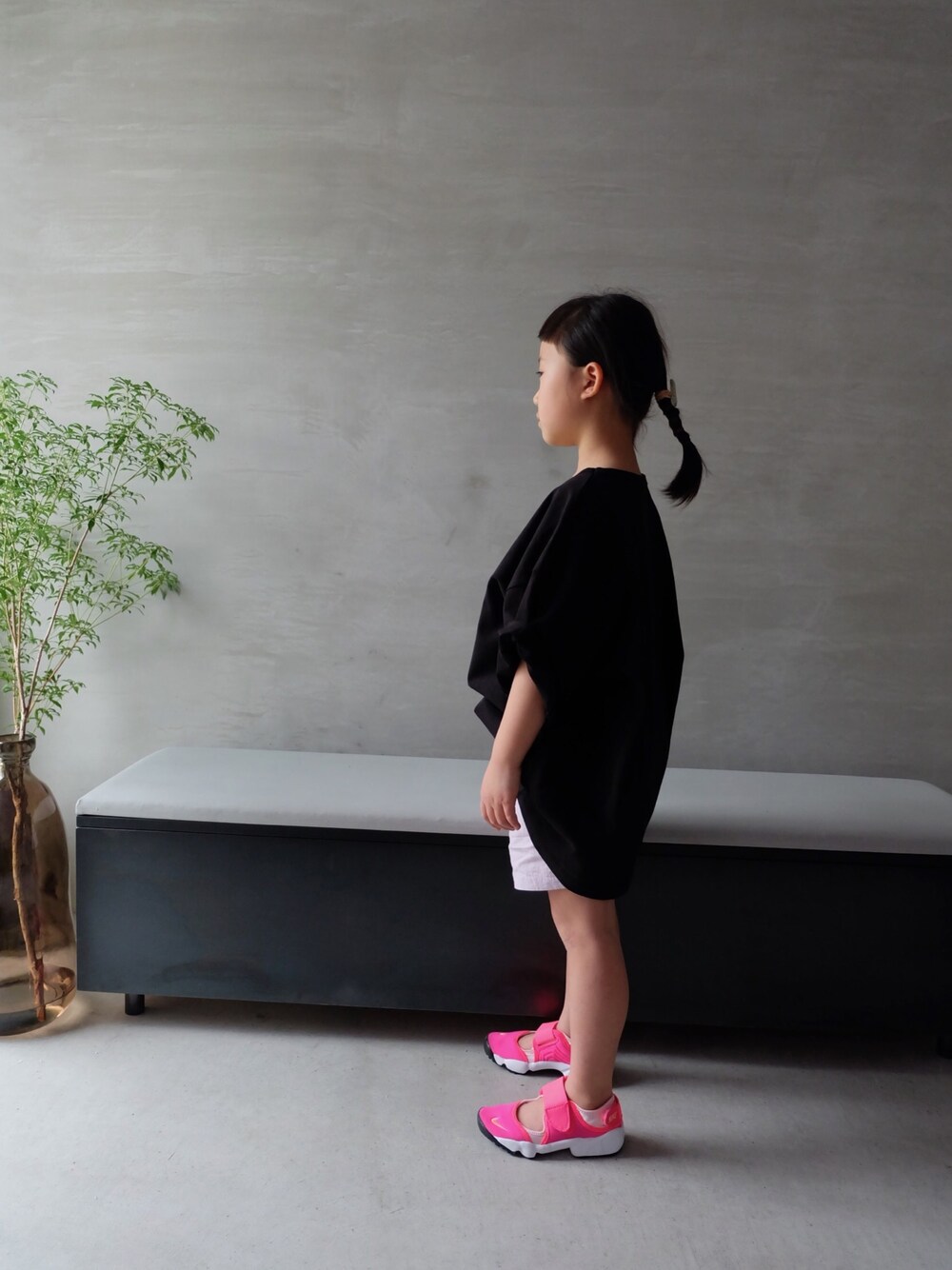 ブラック系のTシャツ/カットソー、ピンク系のスニーカーを着用したキッズの春コーディネートの1枚目の写真