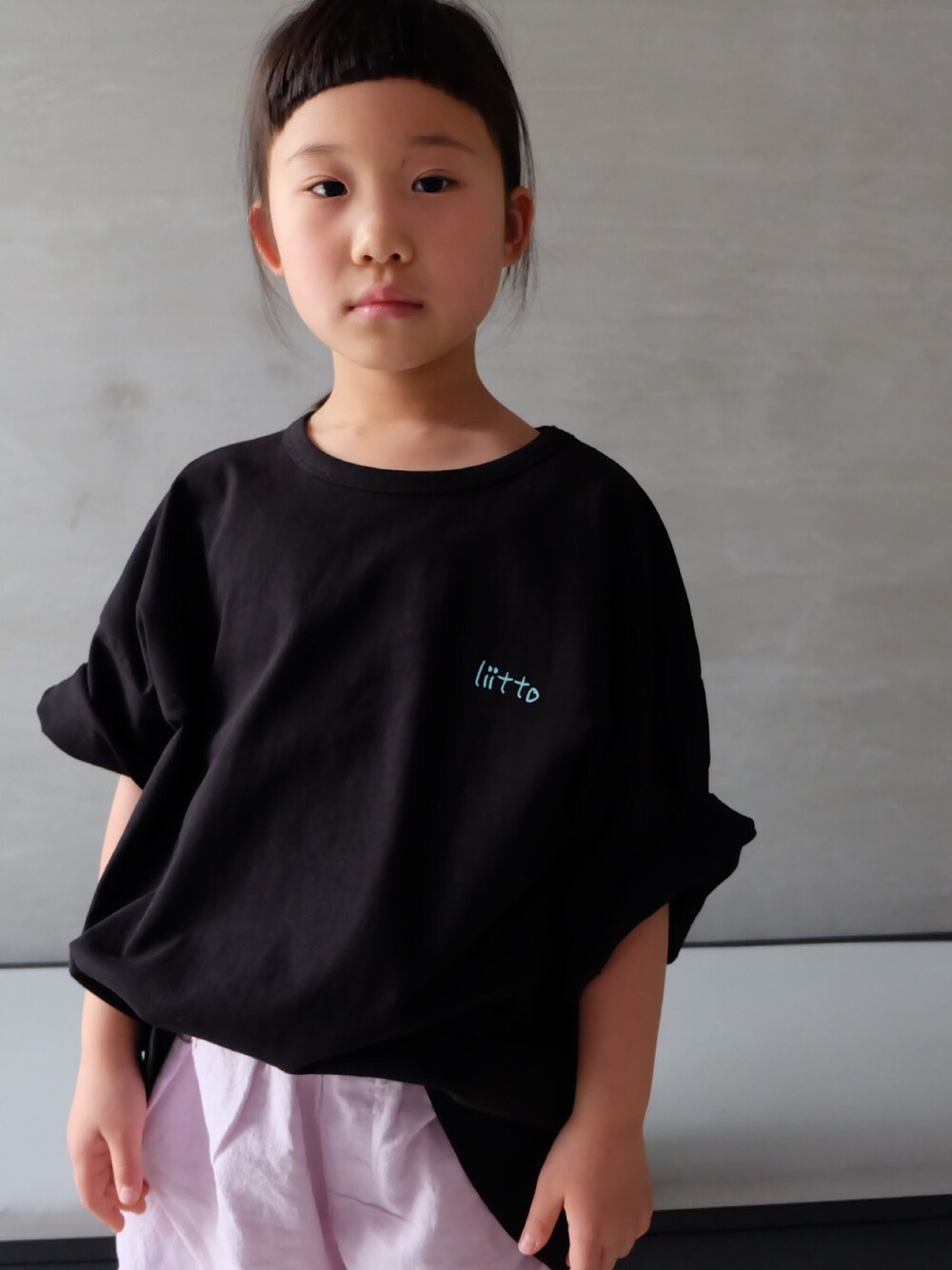 ブラック系のTシャツ/カットソーを着用したキッズの春コーディネートの1枚目の写真