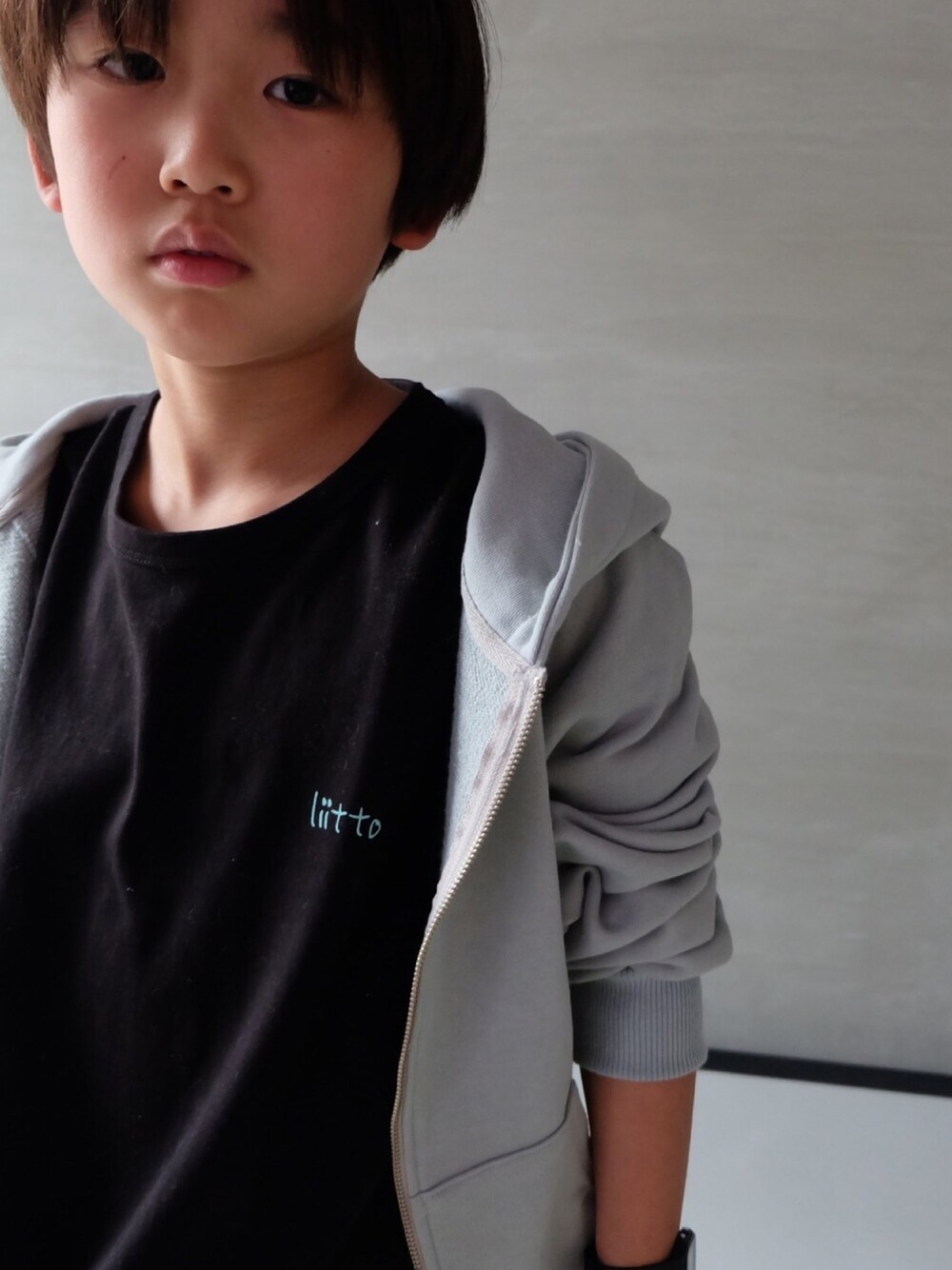 ブラック系のTシャツ/カットソー、ブルー系のパーカーを着用したキッズの春コーディネートの1枚目の写真