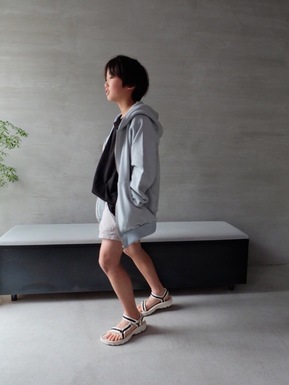 ブラック系のTシャツ/カットソー、ベージュ系のその他パンツ、ホワイト系のサンダルを着用したキッズの春コーディネートの1枚目の写真