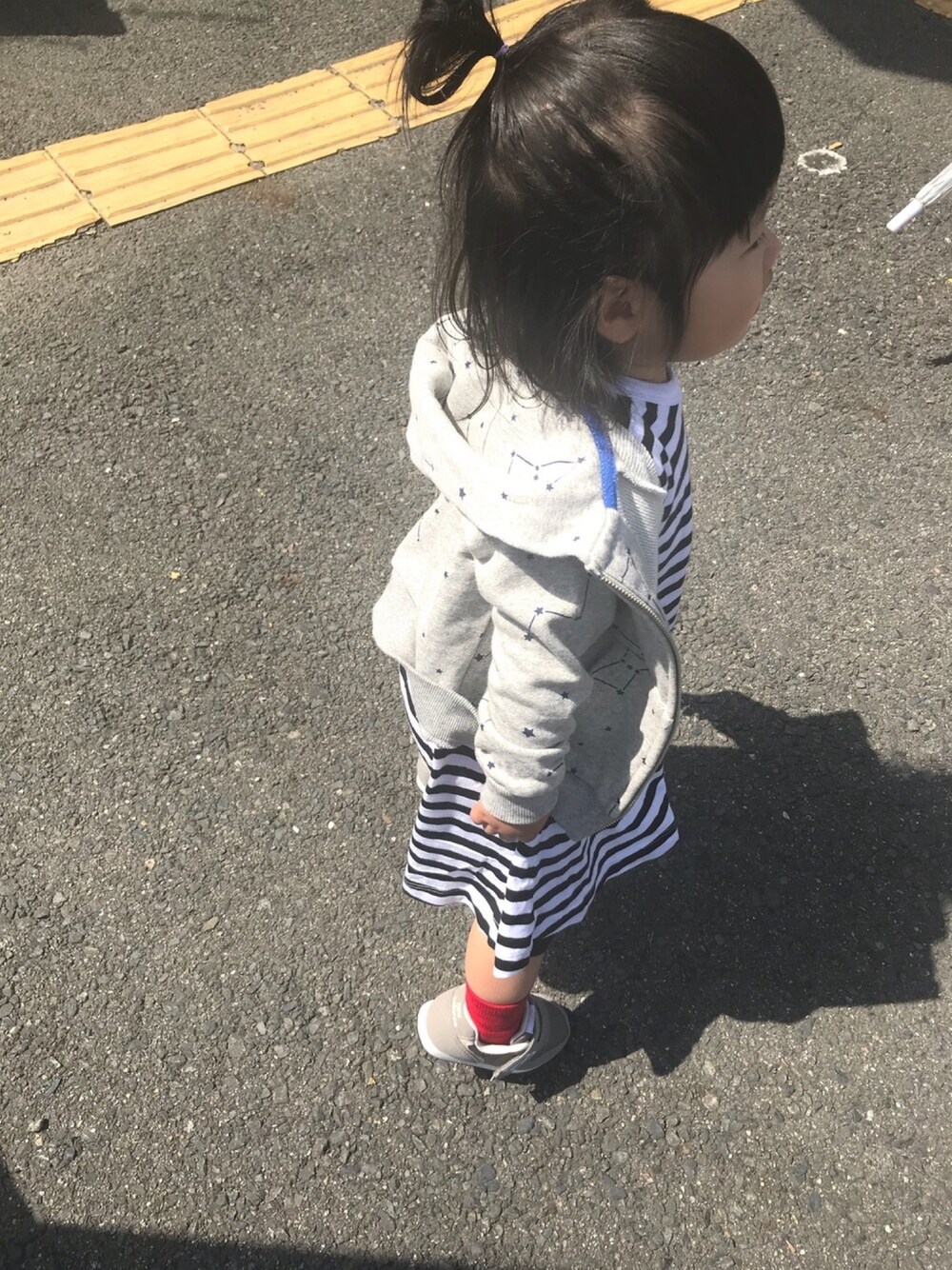 「休日スタイル、パーカー、URBAN RESEARCH DOORS、New Balance、プティマイン(petit main)、あかいくつした」｜「URBAN RESEARCH DOORSの裏毛ジップパーカー(KIDS)（パーカー、グレー系）」を使った、kuru＊ruさん（キッズ・80cm）の春コーディネートの1枚目の写真