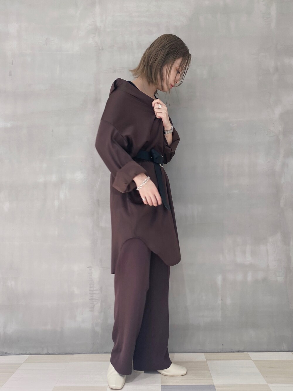 「秋のコーデ、シンプルコーデ、ワントーンコーデ、snidel」｜「SNIDELのサテンロングシャツ（シャツ/ブラウス、ブラウン系）」を使った、Nanakoさん（レディース・156cm）の秋コーディネートの1枚目の写真