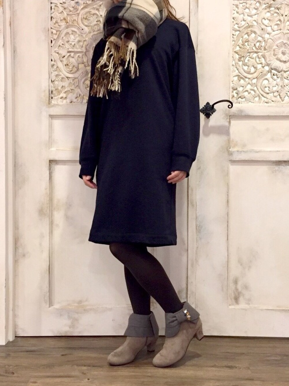 「jellybeans_shoes、JELLY BEANS、オトナカジュアル、冬コーデ、ユニクロ、チェックストール、ワンピース、シンプル、スカート」｜「UNIQLOのアイテム（チュニック、ブルー系）」を使った、JELLYBEANSさん（レディース・155cm）の冬コーディネートの1枚目の写真