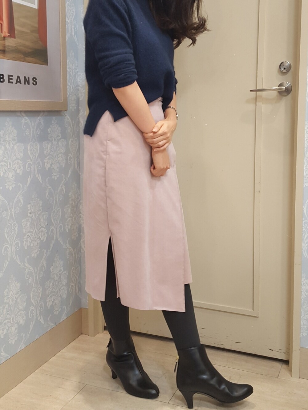 ブラック系のブーツを着用したレディースの冬コーディネートの1枚目の写真