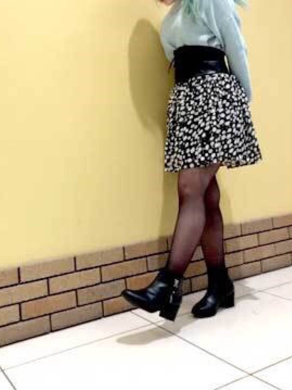 ブラック系のブーツを着用したレディースの冬コーディネートの1枚目の写真