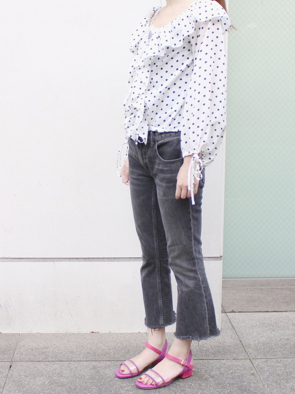 パープル系のサンダルを着用したレディースの春コーディネートの1枚目の写真