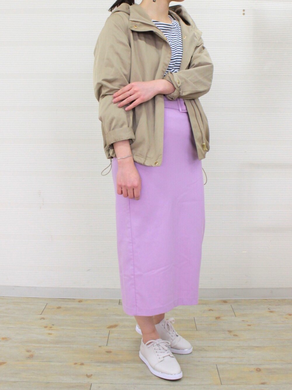 ホワイト系のスニーカーを着用したレディースの冬コーディネートの1枚目の写真