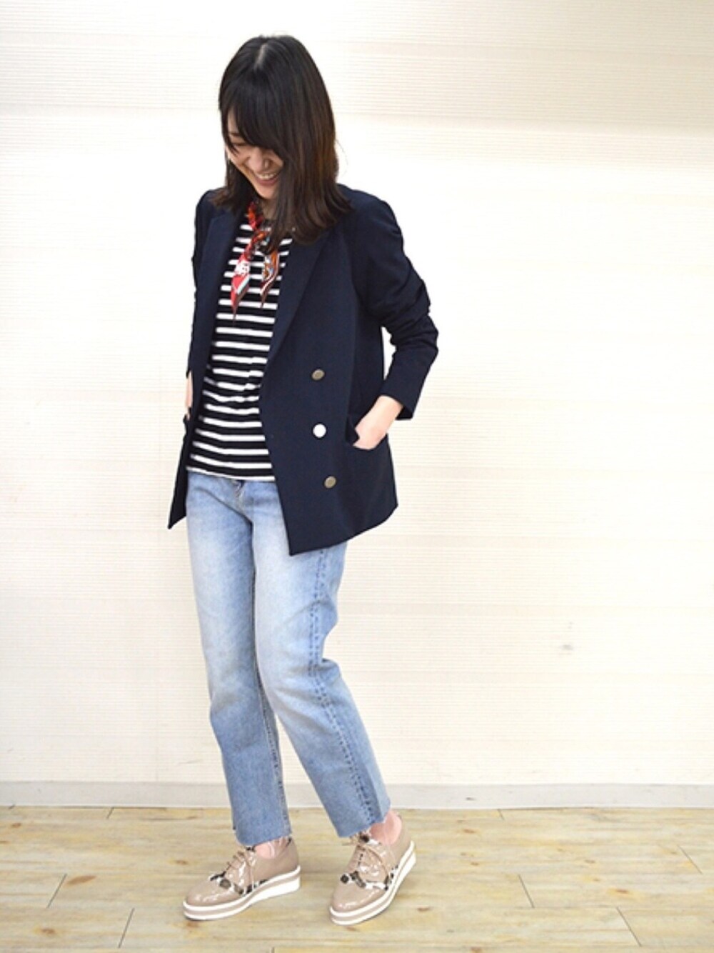 ベージュ系のドレスシューズを着用したレディースの春コーディネートの1枚目の写真