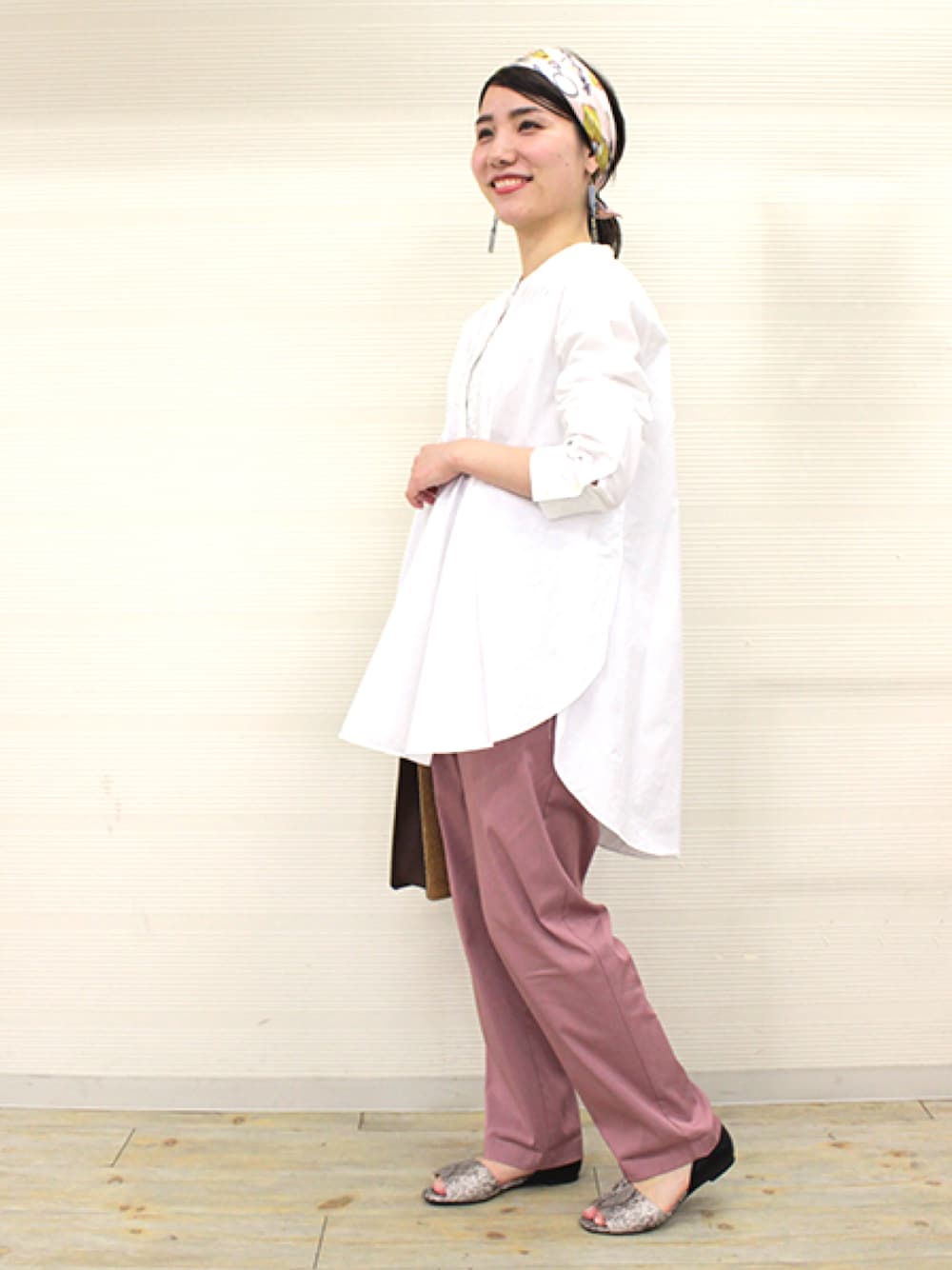 その他のサンダルを着用したレディースの春コーディネートの1枚目の写真