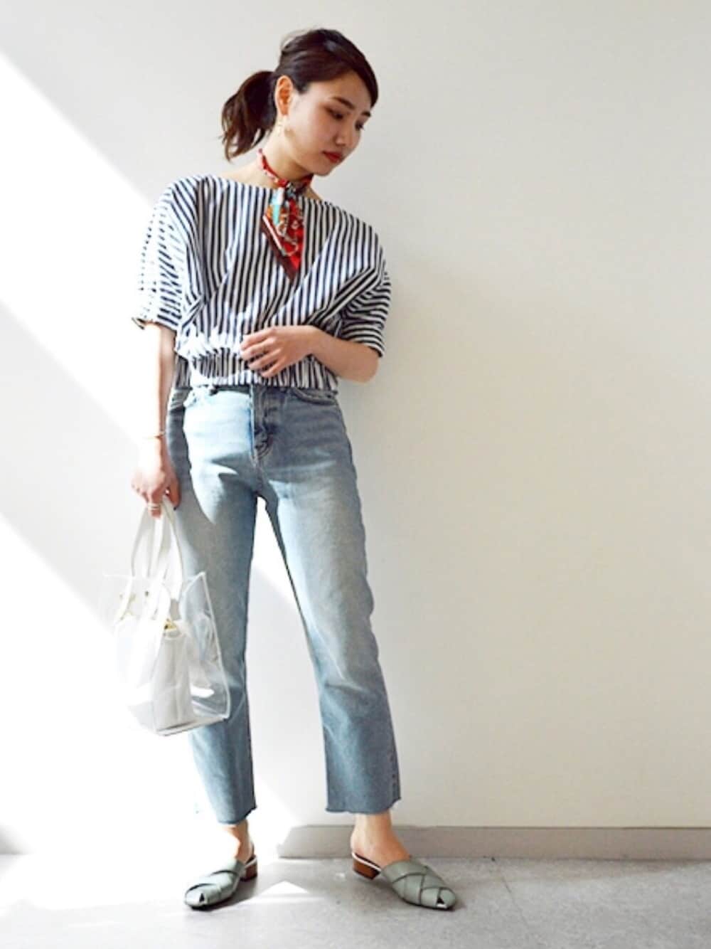 グリーン系のサンダルを着用したレディースの春コーディネートの1枚目の写真