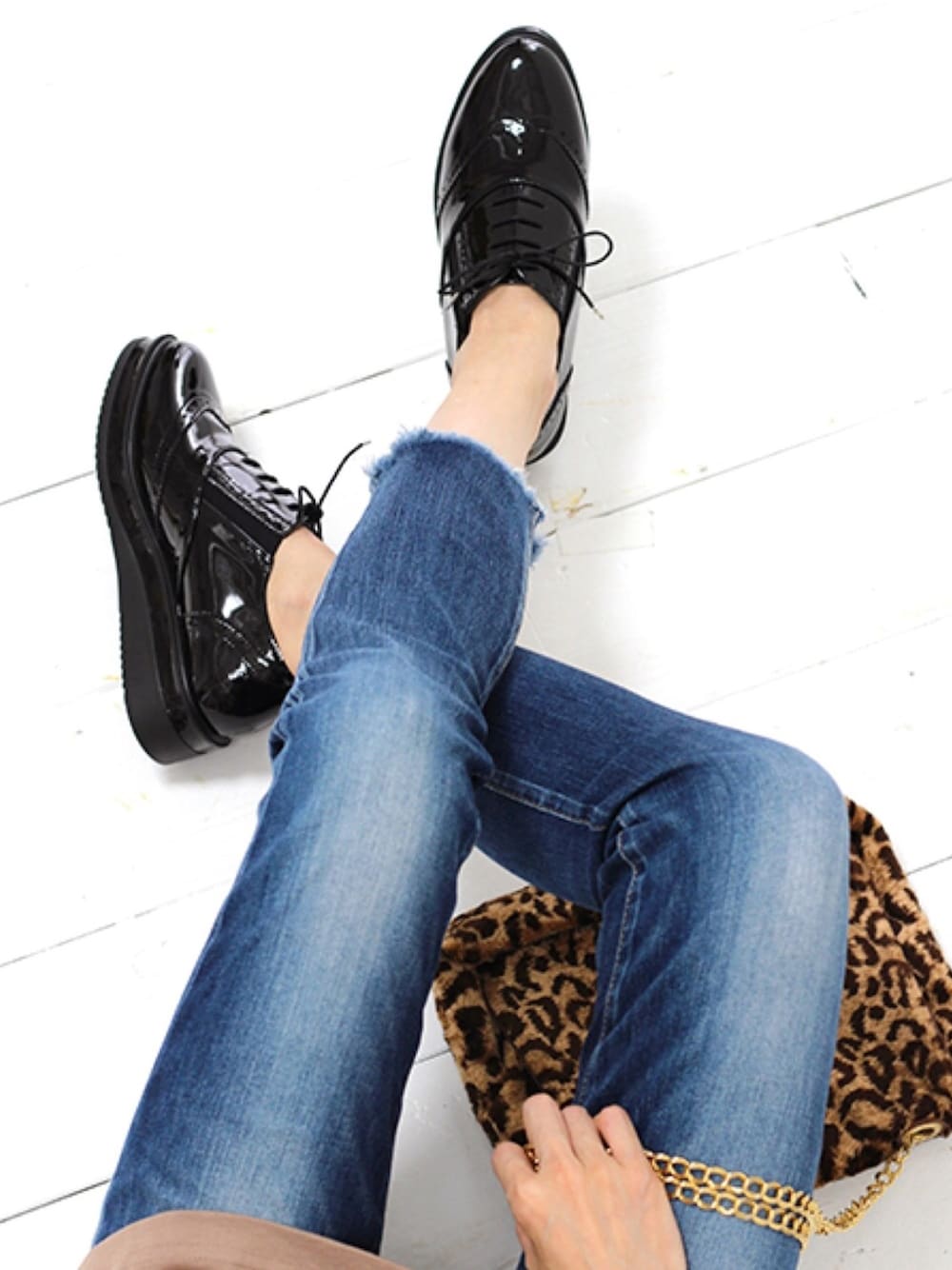 ブラック系のドレスシューズを着用したレディースの秋コーディネートの1枚目の写真