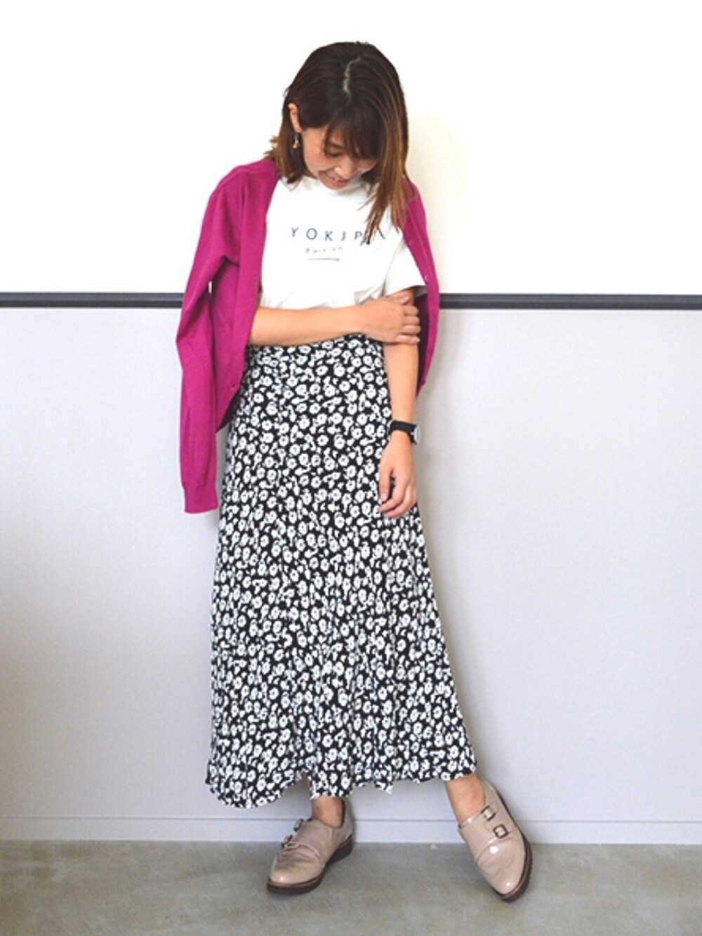 ベージュ系のドレスシューズを着用したレディースの秋コーディネートの1枚目の写真