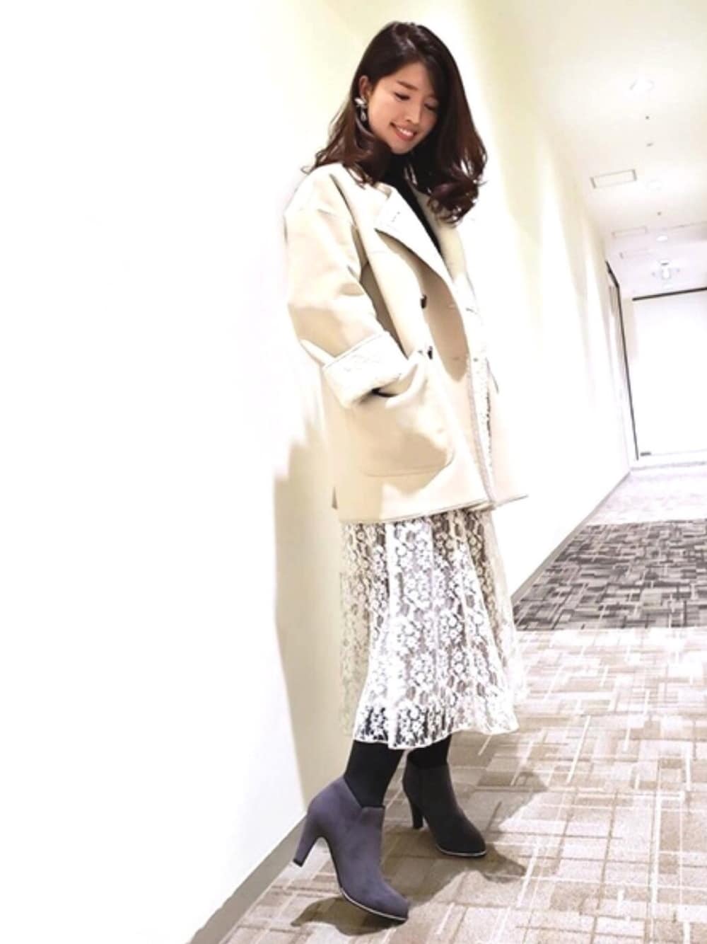 グレー系のブーツを着用したレディースの冬コーディネートの1枚目の写真