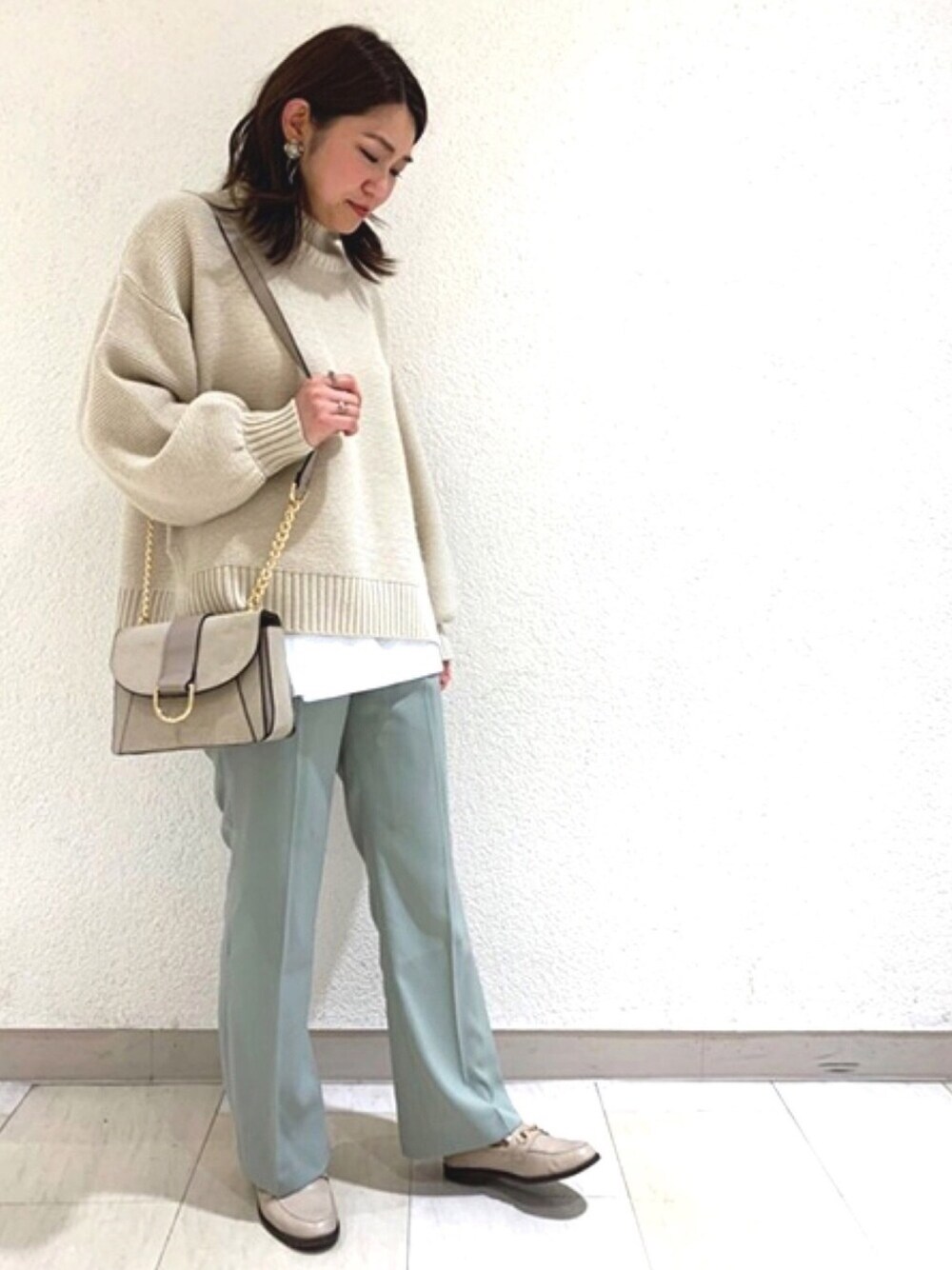 ホワイト系のレインシューズを着用したレディースの冬コーディネートの1枚目の写真