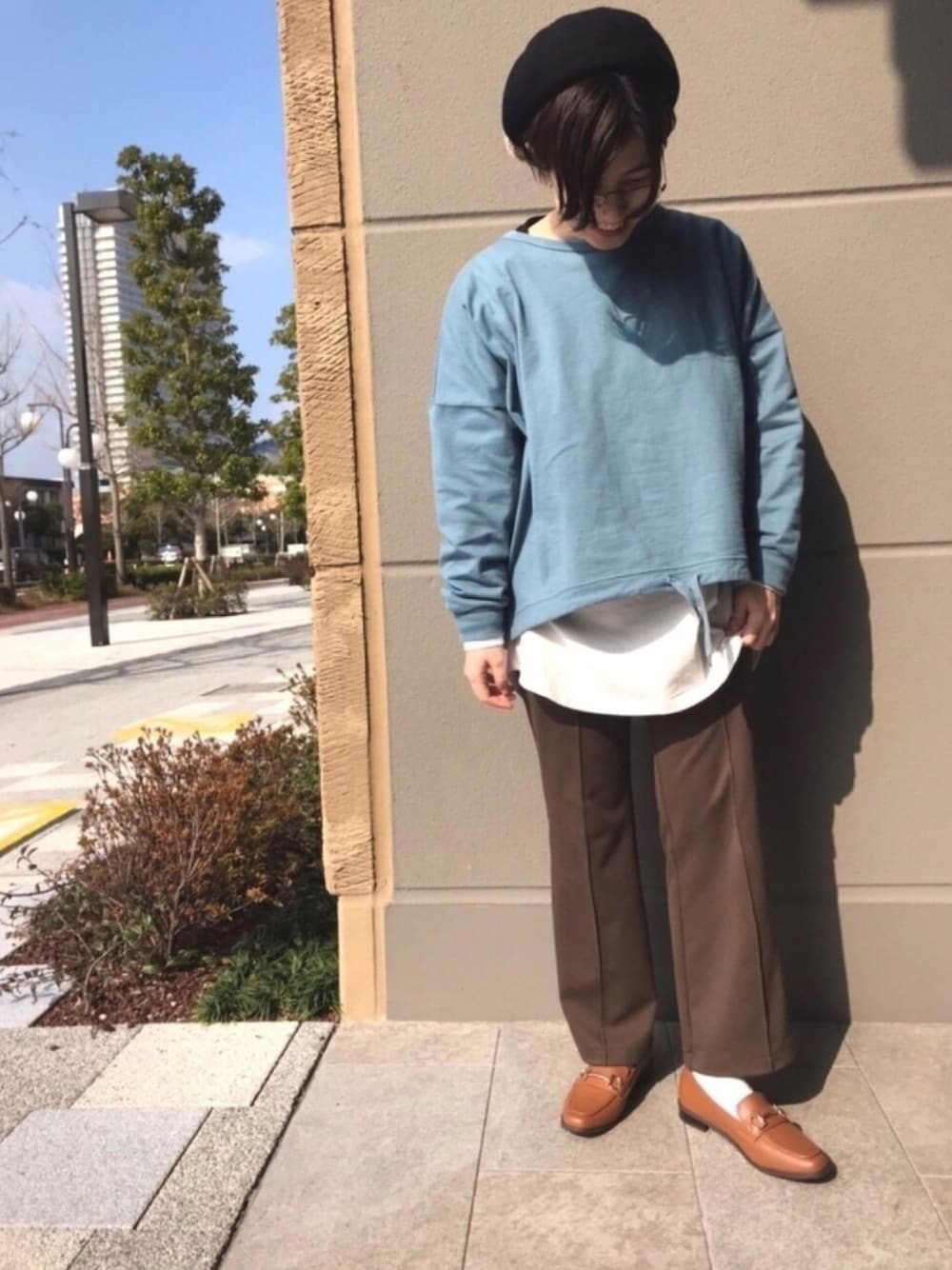 イエロー系のローファーを着用したレディースの冬コーディネートの1枚目の写真