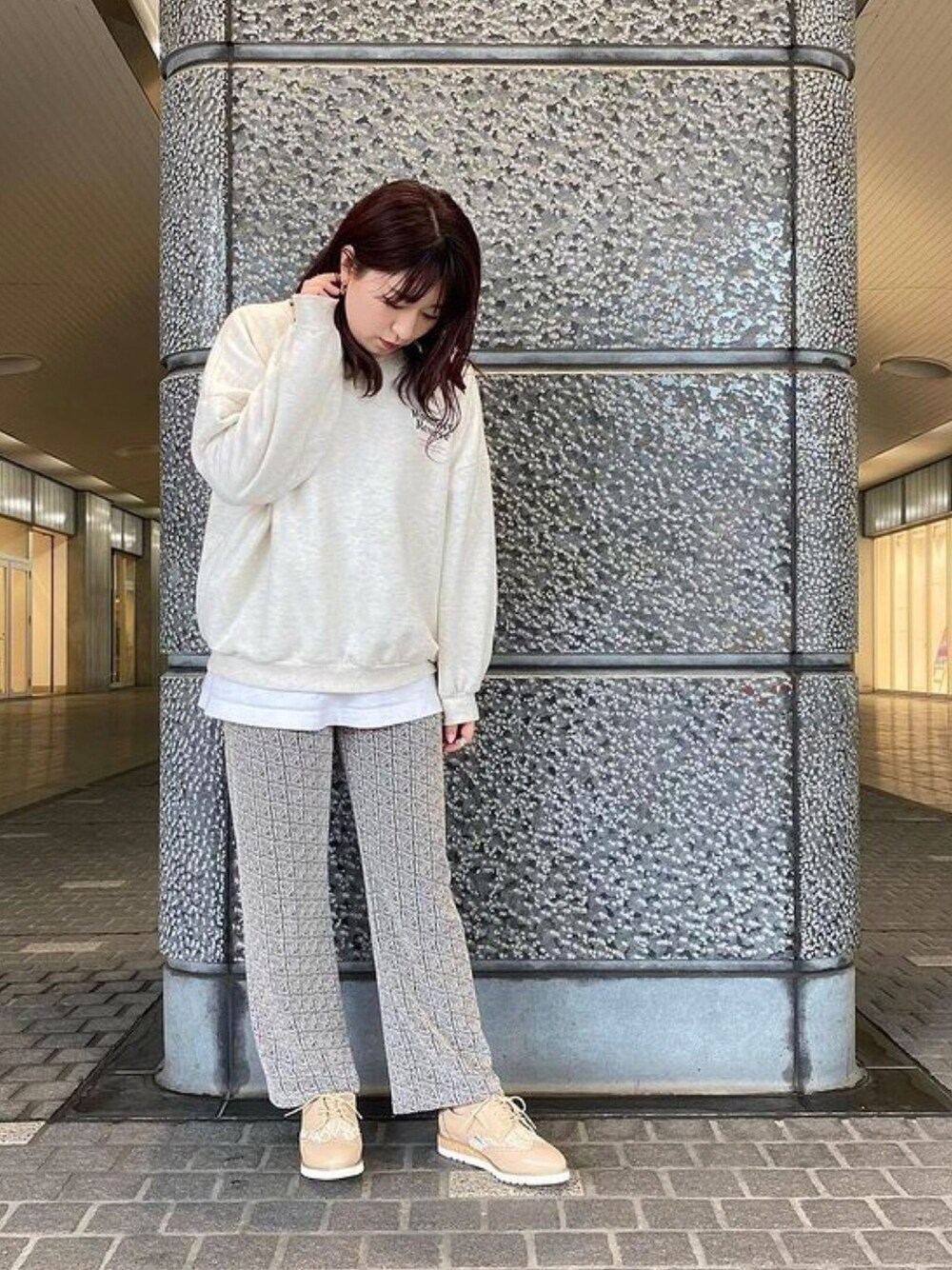 ベージュ系のドレスシューズを着用したレディースの春コーディネートの1枚目の写真