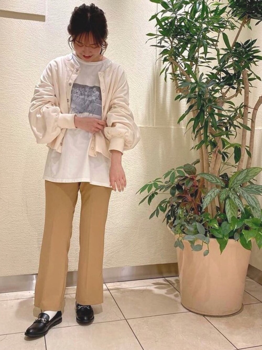 ブラック系のレインシューズを着用したレディースの春コーディネートの1枚目の写真