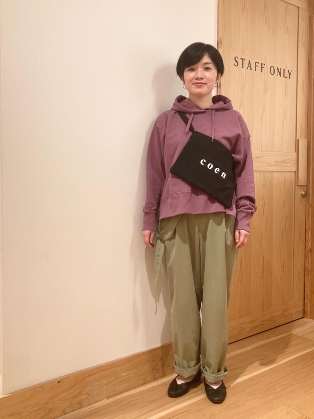 「coen、楽チンコーデ、コーエン、低身長コーデ、着回し抜群、USAコットン、ロゴ・コーエンベア、カラバリアイテム、続々！秋服、ザ・秋カラーコーデ教えます！」｜「coenのcoen（コーエン）ロゴサコッシュ（ショルダーバッグ、ブラック系）」を使った、coenのださん（レディース・153cm）の秋コーディネートの1枚目の写真