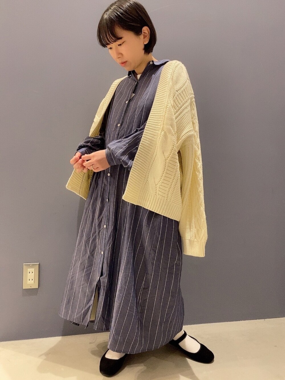「シャツスタイル、シャツワンピ、大人カジュアル、ニットコーデ、ニット、ニットカーディガン、ラクチンコーデ、春コーデ、アメリカンホリック、プチプラ」｜「AMERICAN HOLICのバックギャザーシャツワンピース（シャツワンピース、ブルー系）」を使った、みもさん（レディース・152cm）の冬コーディネートの1枚目の写真