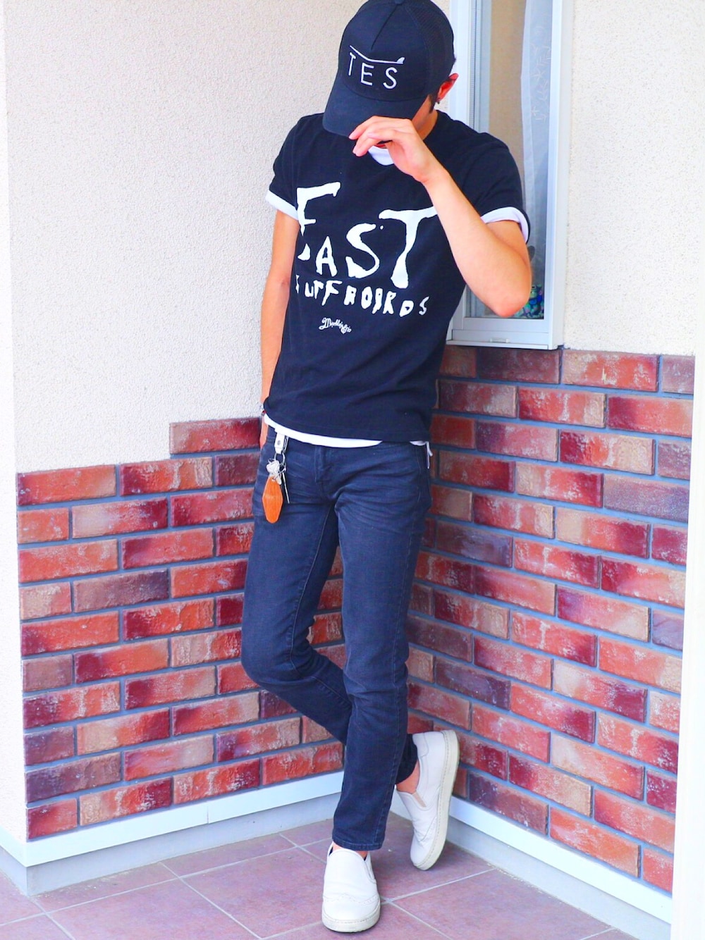 「ブラック、キャップ、夏」｜「The Endless Summerの【The Endless summer x halo commodity/ザ エンドレス サマー×ハロ　コモディティ】TESメッシュCAP（キャップ、ブラック系）」を使った、龍さん（メンズ・180cm）の夏コーディネートの1枚目の写真