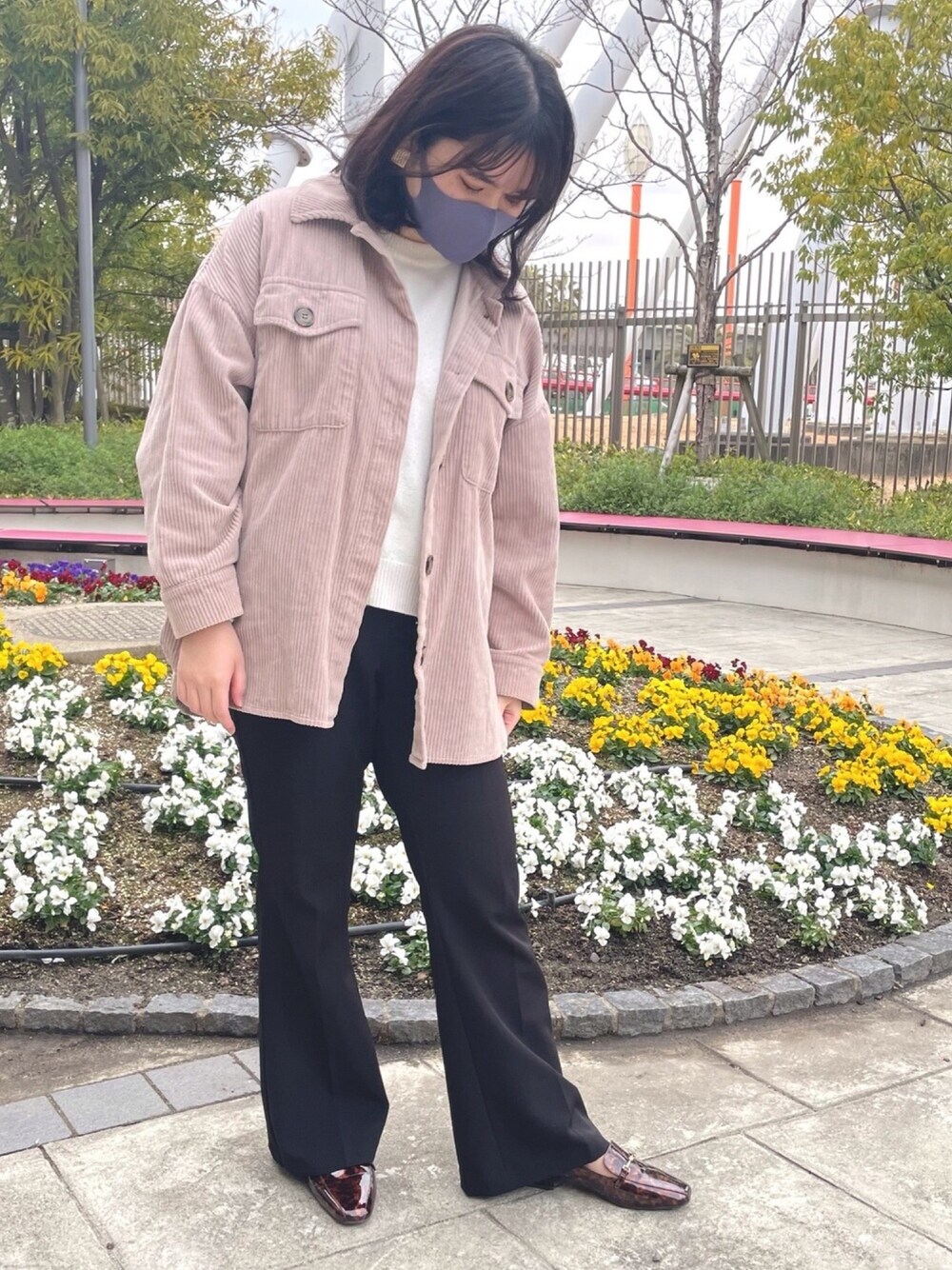 ブラウン系のローファー、ブルー系のマスクを着用したレディースの冬コーディネートの1枚目の写真