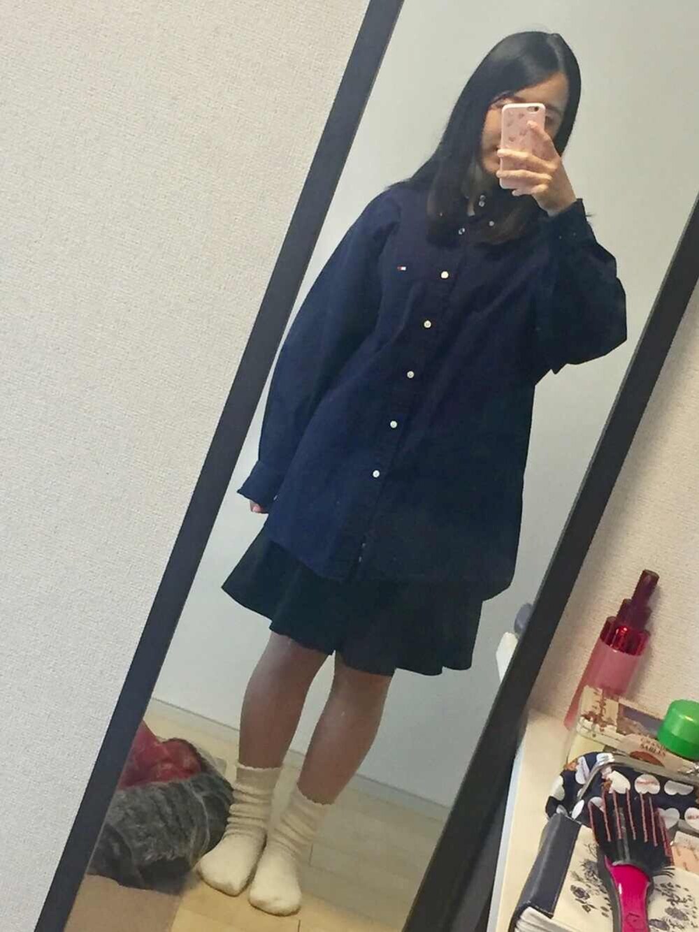 ブラック系のスカート、ブルー系のシャツ/ブラウスを着用したレディースの春コーディネートの1枚目の写真