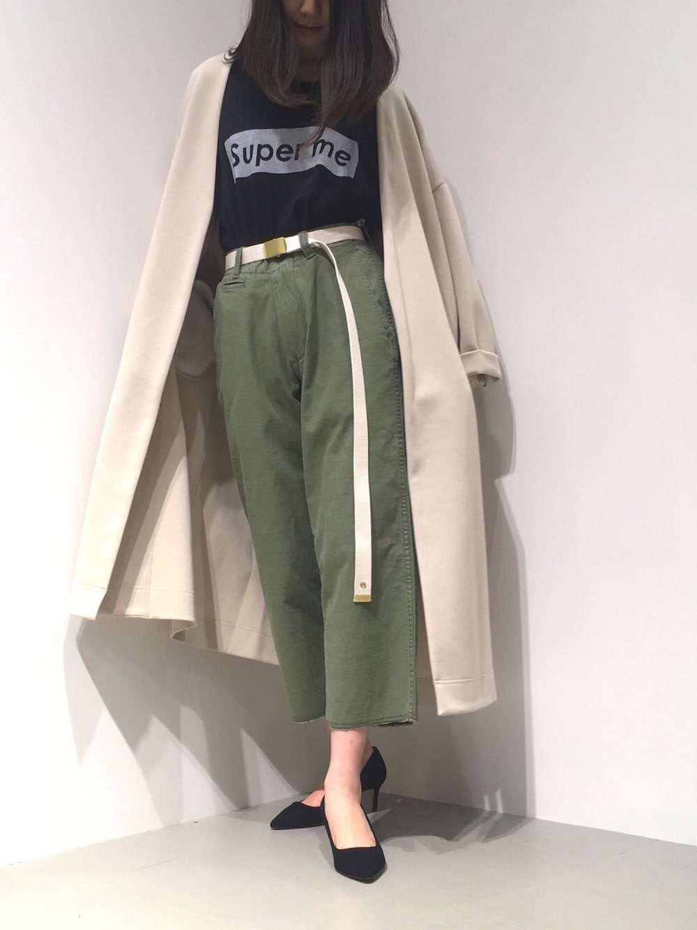 「GARAGE OF GOOD CLOTHING、ガウンコート、ガチャベルト、チノパン、黒Tシャツ、黒パンプス、大人カジュアル、パンプス、春コーデ」｜「MASTER&Coのアイテム（チノパンツ、グリーン系）」を使った、renapinmaruさん（レディース・162cm）の春コーディネートの1枚目の写真