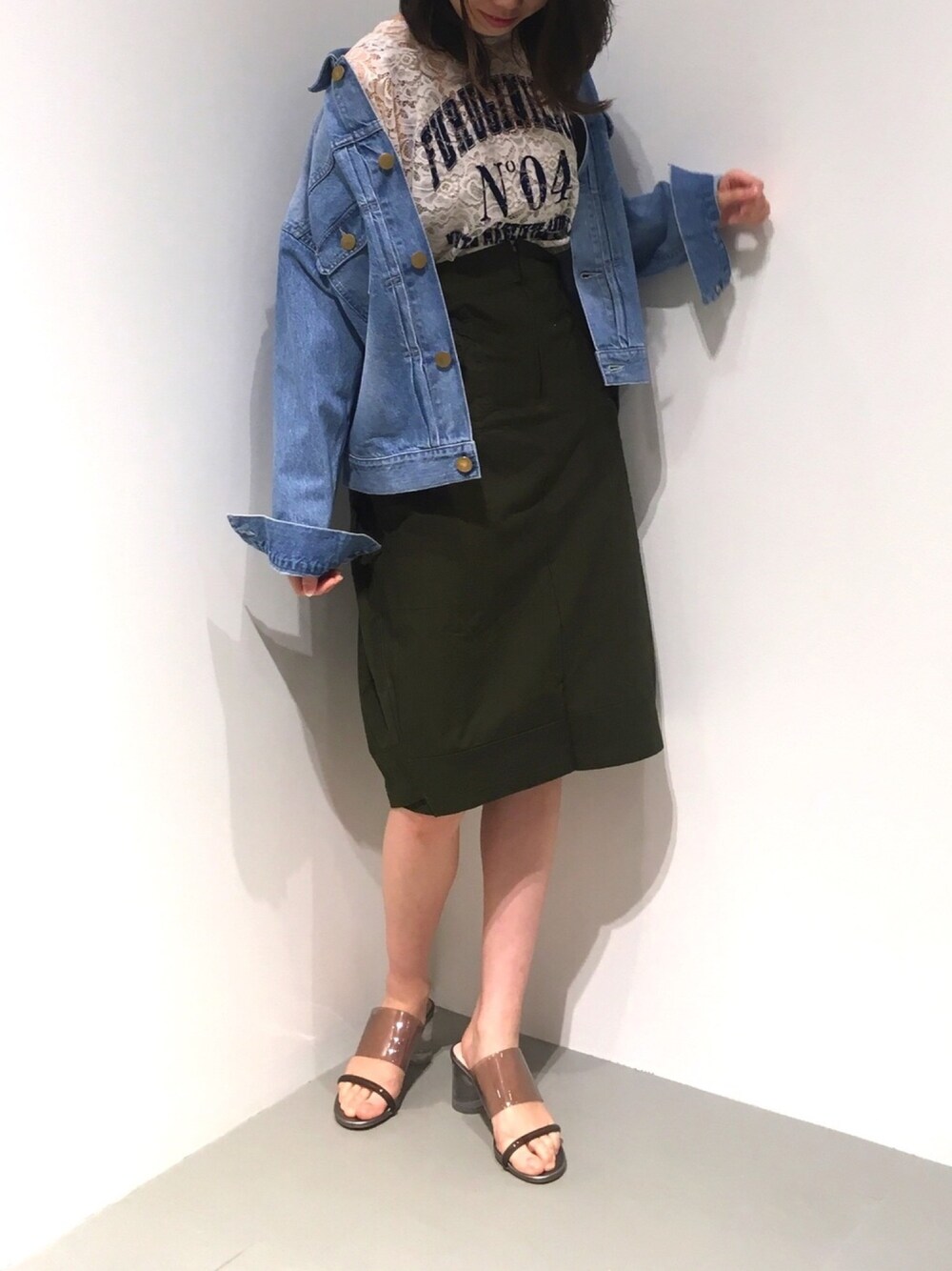 「GARAGE OF GOOD CLOTHING、デニムジャケット、Gジャン、ミリタリースカート、ハイウエスト、レース、クリアサンダル、オトナカジュアル、デニムコーデ、春コーデ」｜「77circaのアイテム（スカート、グリーン系）」を使った、renapinmaruさん（レディース・162cm）の春コーディネートの1枚目の写真