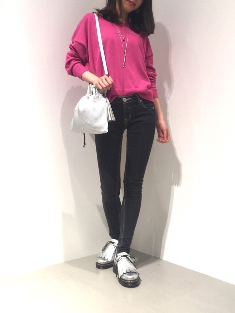 「GARAGE OF GOOD CLOTHING、ピンクニット、黒スキニー、シルバーアクセサリー、シルバーシューズ、オトナカジュアル、春コーデ、着回しコーデ、Dr.Martens」｜「Dr. Martensのアイテム（ドレスシューズ、シルバー系）」を使った、renapinmaruさん（レディース・162cm）の春コーディネートの1枚目の写真