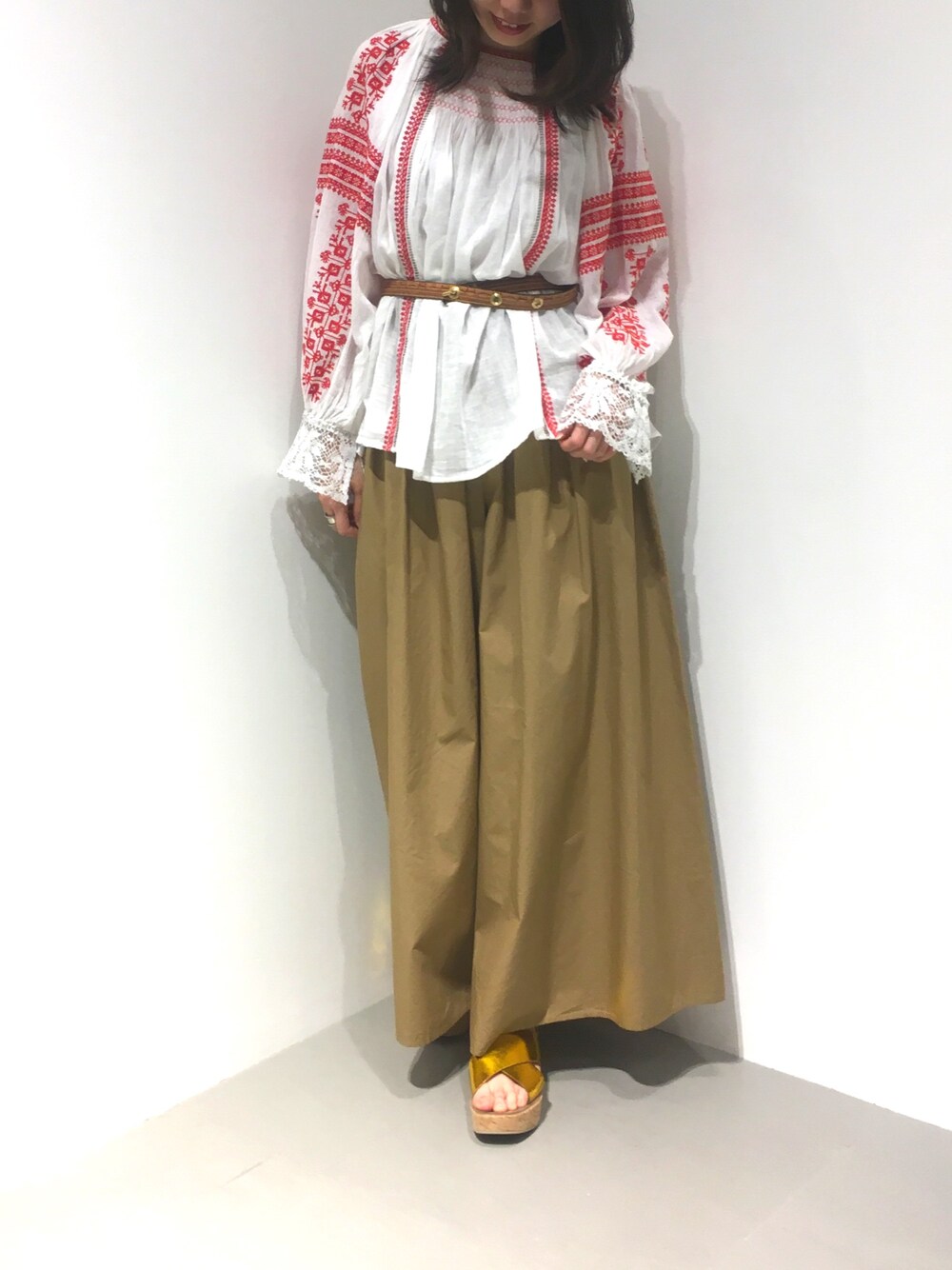 「GARAGE OF GOOD CLOTHING、刺繍ブラウス、ボリューム袖、ウエストマーク、ワイドパンツ、メタリックシューズ、大人カジュアル、春コーデ、ラクチンコーデ、着回しコーデ」｜「GARAGE OF GOOD CLOTHINGのアイテム（パンツ、ベージュ系）」を使った、renapinmaruさん（レディース・162cm）の春コーディネートの1枚目の写真