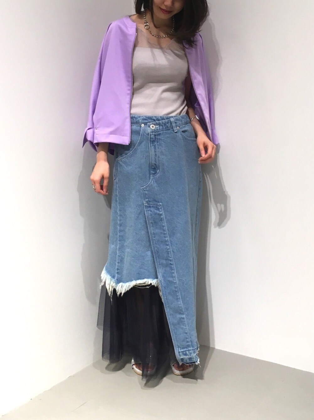 「GARAGE OF GOOD CLOTHING、リメイクデニム、デニムスカート、レイヤード、チュール、ラベンダー、ノーカラー、ブルゾン、きれいめカジュアル、soierie」｜「AULAのアイテム（スカート、ブルー系）」を使った、renapinmaruさん（レディース・162cm）の春コーディネートの1枚目の写真