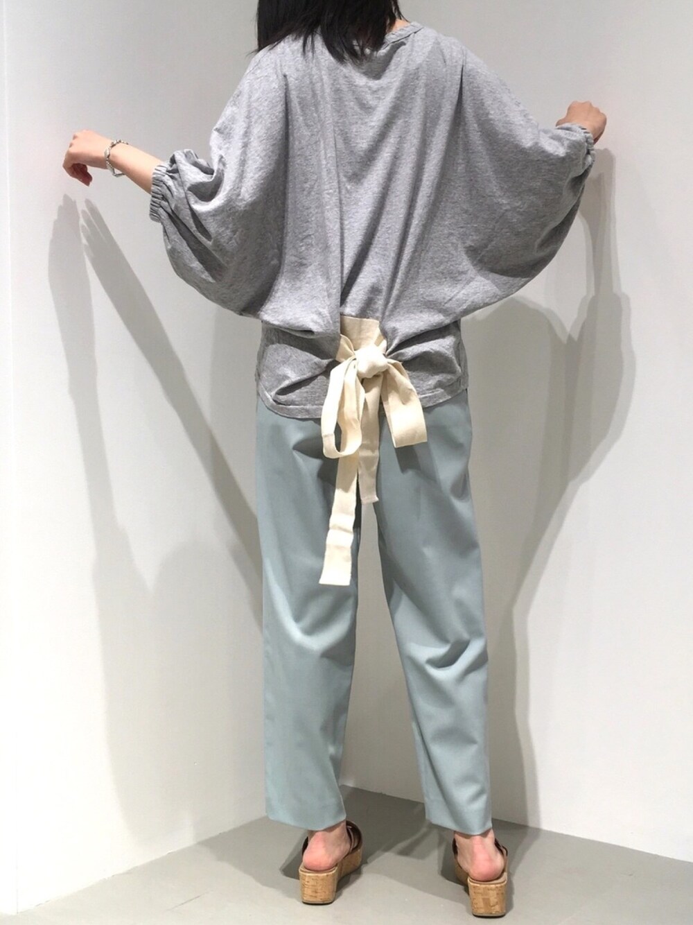 「GARAGE OF GOOD CLOTHING、ミントグリーン、テーパードパンツ、ドルマン、バックリボン、コルクヒール、ワントーンコーデ、ボリューム袖、ラクチンコーデ、大人カジュアル」｜「bassikeのアイテム（Tシャツ/カットソー、グレー系）」を使った、renapinmaruさん（レディース・162cm）の春コーディネートの1枚目の写真