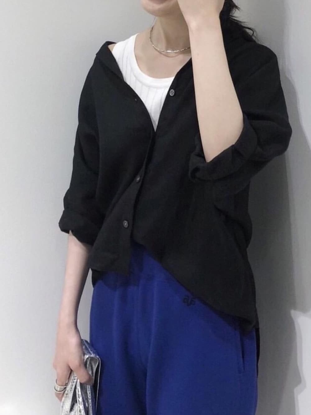 「GARAGE OF GOOD CLOTHING、garageofgoodclothing、タンクトップ、リブタンクトップ、シャツ、黒シャツ、スウェットパンツ、Americana 、MM6、ラフ」｜「AMERICANAのアイテム（パンツ、ブルー系）」を使った、renapinmaruさん（レディース・162cm）の夏コーディネートの1枚目の写真
