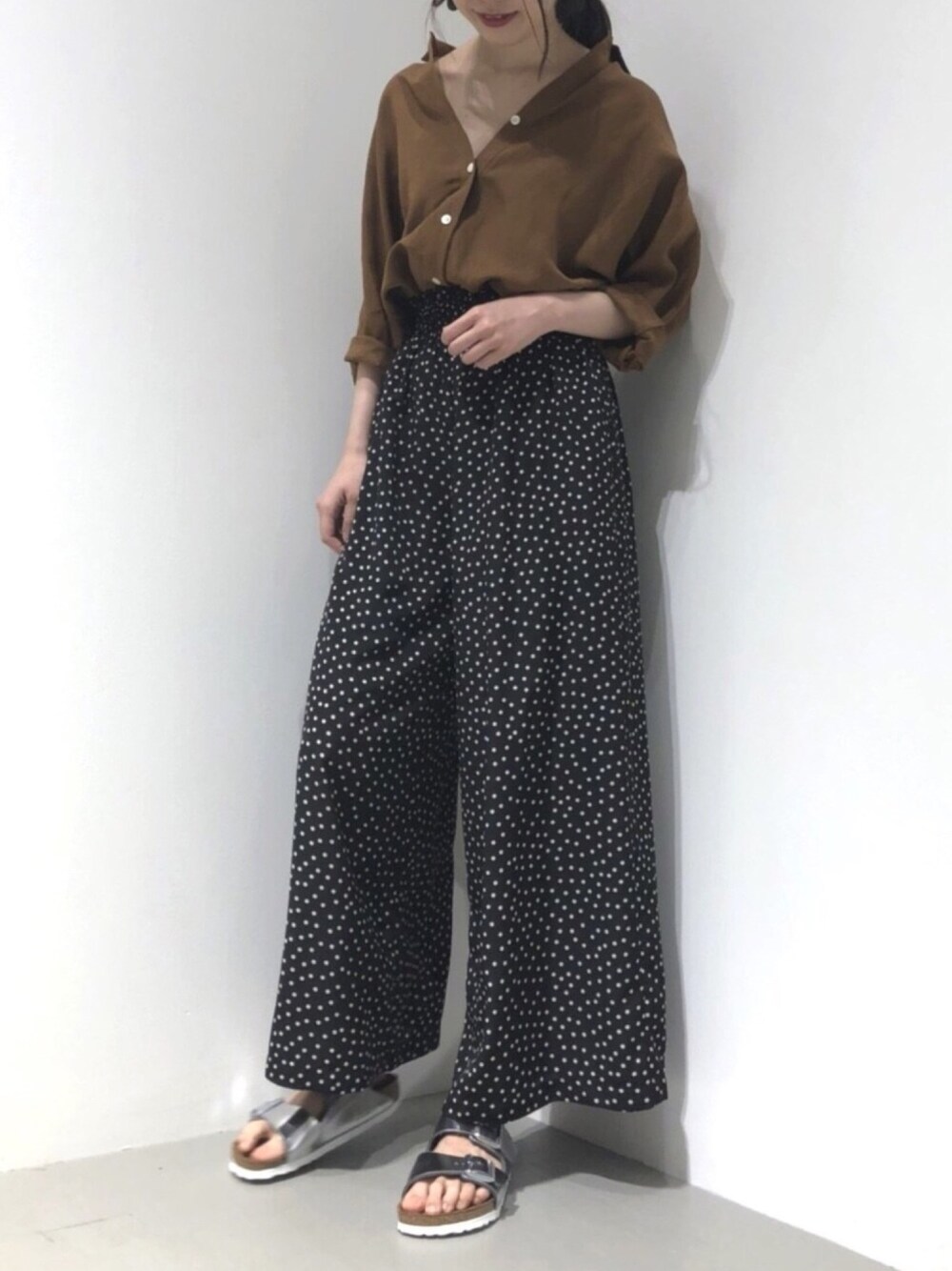 「GARAGE OF GOOD CLOTHING、garageofgoodclothing、リネンシャツ、リネン、ドット、シャーリング、ドットパンツ、birkenstock、シルバーサンダル、大人カジュアル」｜「BIRKENSTOCKのアイテム（シューズ、シルバー系）」を使った、renapinmaruさん（レディース・162cm）の夏コーディネートの1枚目の写真