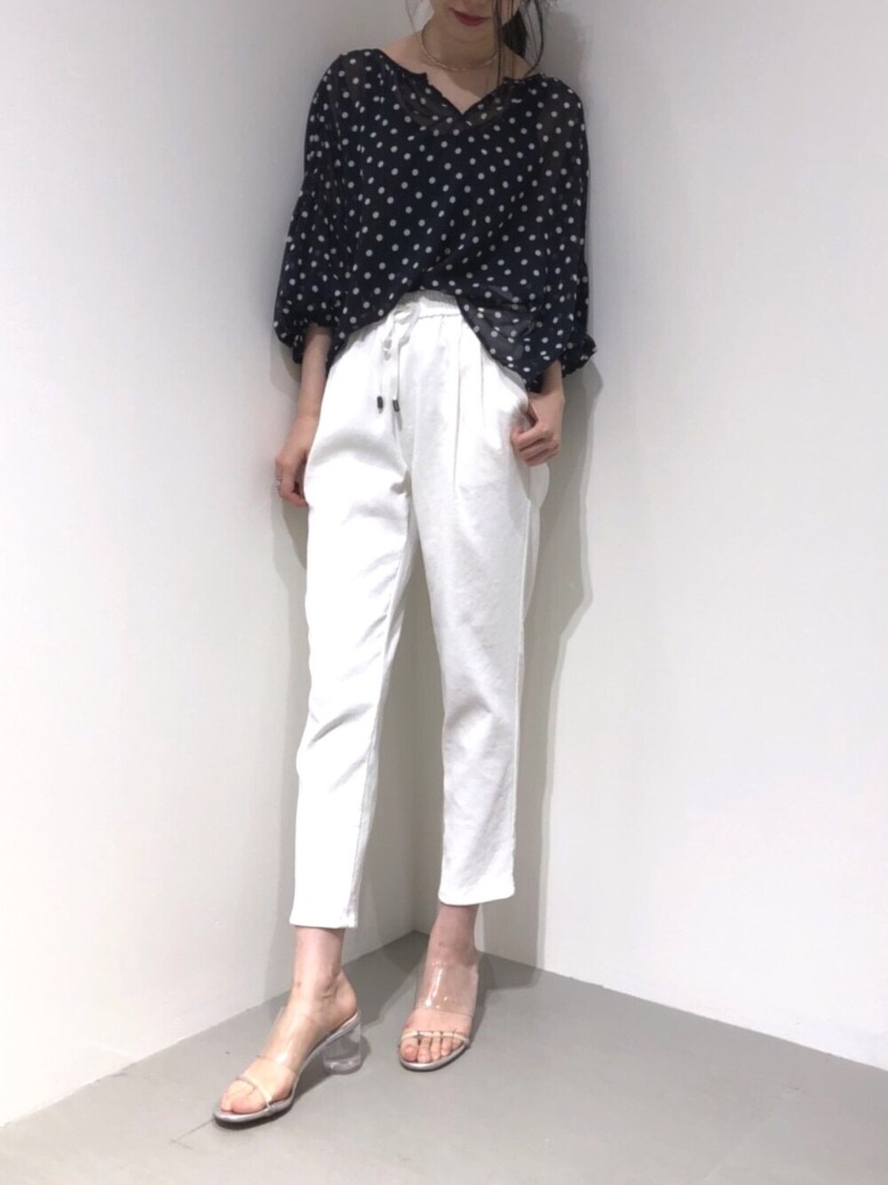 「GARAGE OF GOOD CLOTHING、garageofgoodclothing、ドット、ドットブラウス、ボリューム袖、白パンツ、クリア、クリアサンダル、きれいめカジュアル、パンツスタイル」｜「Molliniのアイテム（シューズ、その他）」を使った、renapinmaruさん（レディース・162cm）の夏コーディネートの1枚目の写真