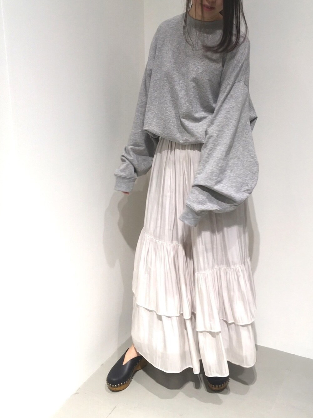 「GARAGE OF GOOD CLOTHING、garageofgoodclothing、秋コーデ、秋、スウェット、オーバーサイズ、ティアードスカート、サボ、大人カジュアル、シンプルコーデ」｜「GARAGE OF GOOD CLOTHINGのKAU 袖ボリュームミニ裏毛トップ（トップス、グレー系）」を使った、renapinmaruさん（レディース・163cm）の秋コーディネートの1枚目の写真