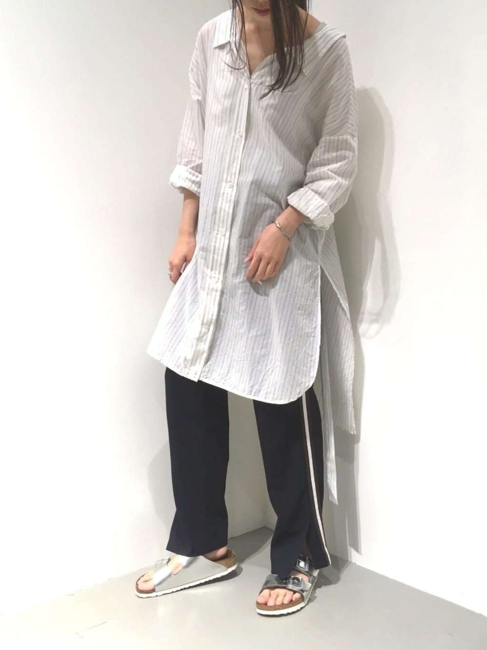「GARAGE OF GOOD CLOTHING、秋コーデ、秋、スポーツミックス、シャツワンピ、レイヤードスタイル、ラインパンツ、ストライプシャツ、birkenstock、シルバーシューズ」｜「GARAGE OF GOOD CLOTHINGのアイテム（ワンピース/ドレス、ホワイト系）」を使った、renapinmaruさん（レディース・163cm）の秋コーディネートの1枚目の写真