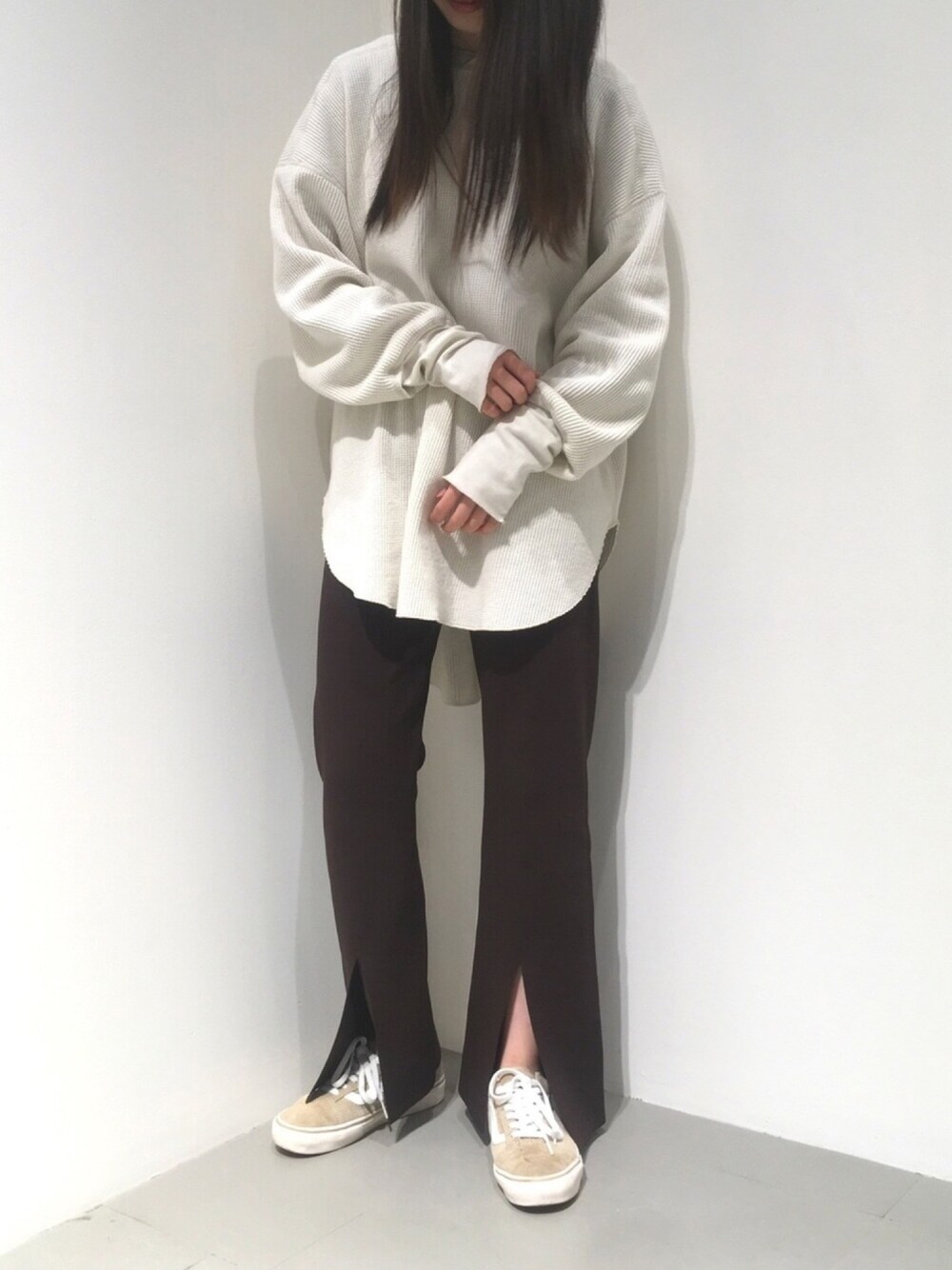「GARAGE OF GOOD CLOTHING、Americana 、シンプル、VANS、ニットパンツ、サーマル、ブラウン、ベージュ、オトナカジュアル、ラクチンコーデ」｜「VANSのアイテム（シューズ、ベージュ系）」を使った、renapinmaruさん（レディース・163cm）の春コーディネートの1枚目の写真