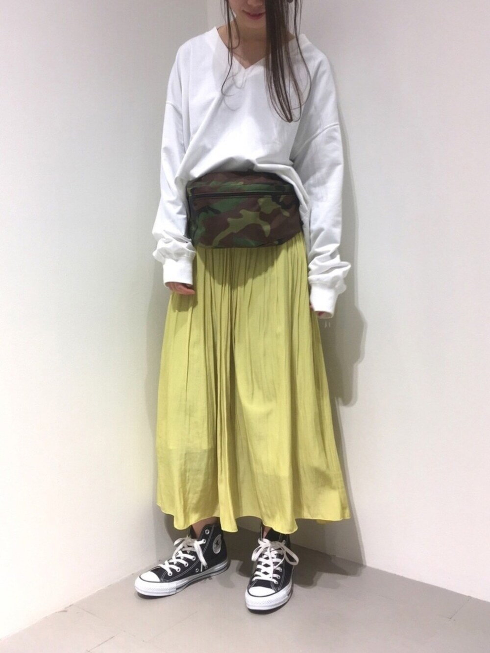 「GARAGE OF GOOD CLOTHING、パステル映える春、オトナカジュアル、converse、プリーツスカート、イエロー、ウエストポーチ、スウェット、春コーデ、オーバーサイズ」｜「CONVERSEのアイテム（スニーカー、ブラック系）」を使った、renapinmaruさん（レディース・163cm）の春コーディネートの1枚目の写真