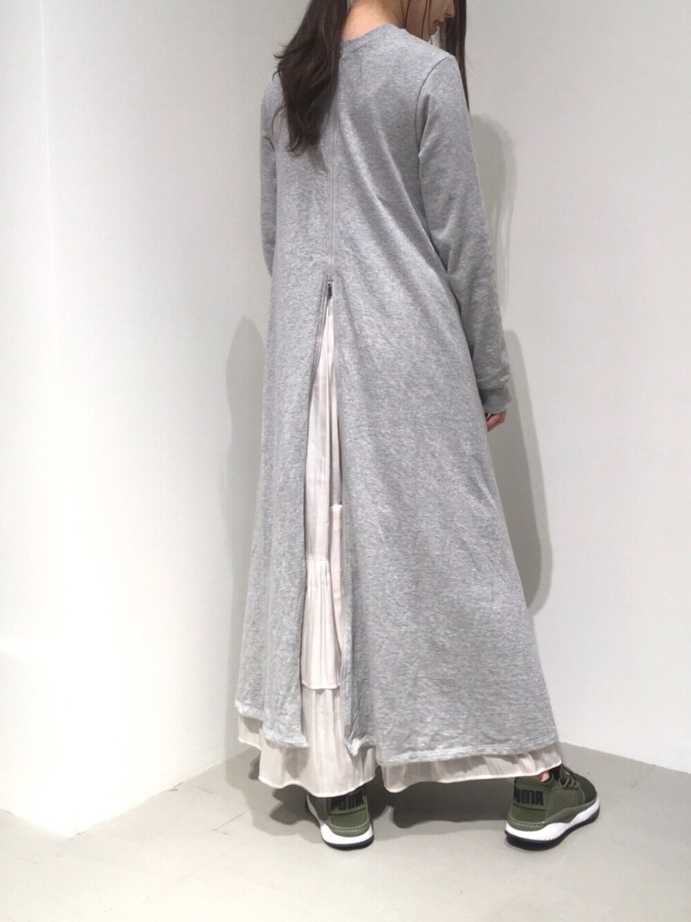 「GARAGE OF GOOD CLOTHING、スウェットワンピース、ワンピース、マキシ丈ワンピース、レイヤードスタイル、スニーカー、PUMA、春コーデ、カジュアルコーデ、ワンピース×スニーカー」｜「GARAGE OF GOOD CLOTHINGのアイテム（ワンピース/ドレス、グレー系）」を使った、renapinmaruさん（レディース・163cm）の春コーディネートの1枚目の写真