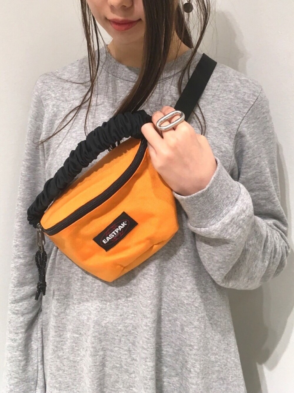 「GARAGE OF GOOD CLOTHING、スウェットワンピース、マキシ丈ワンピース、k3&co、EASTPAK、ウエストポーチ、オレンジ、シルバーアクセサリー、soierie、カジュアルコーデ」｜「GARAGE OF GOOD CLOTHINGのアイテム（ワンピース/ドレス、グレー系）」を使った、renapinmaruさん（レディース・163cm）の春コーディネートの1枚目の写真