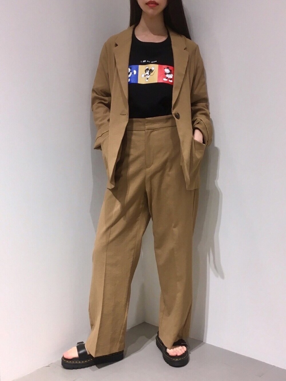 「GARAGE OF GOOD CLOTHING、Dr.Martens、ミッキー、セットアップ、ジャケット、オトナカジュアル、ベージュ、メンズライク、黒Tシャツ、春コーデ」｜「GARAGE OF GOOD CLOTHINGのアイテム（トップス、ブラック系）」を使った、renapinmaruさん（レディース・162cm）の春コーディネートの1枚目の写真