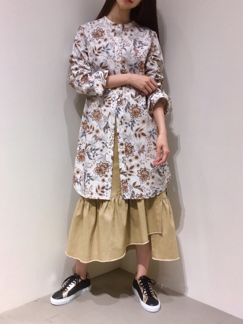 「GARAGE OF GOOD CLOTHING、amb、シャツワンピ、デニム、デニムスカート、レイヤードスタイル、スニーカー、春コーデ、オトナカジュアル、シャツスタイル」｜「GARAGE OF GOOD CLOTHINGのプリントスタンドカラーチュニックシャツ（トップス、ホワイト系）」を使った、renapinmaruさん（レディース・162cm）の春コーディネートの1枚目の写真