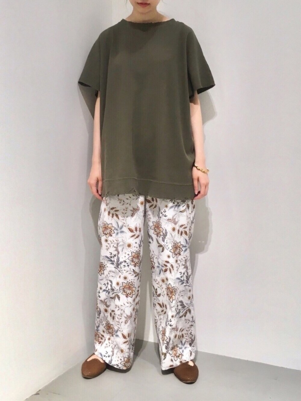 「GARAGE OF GOOD CLOTHING、サーマル、ダメージ、ホワイトパンツ、花柄、オトナカジュアル、soierie、カーキ、オーバーサイズ、summer」｜「GARAGE OF GOOD CLOTHINGのダメージ入りサーマルカットソー（トップス、グリーン系）」を使った、renapinmaruさん（レディース・162cm）の春コーディネートの1枚目の写真