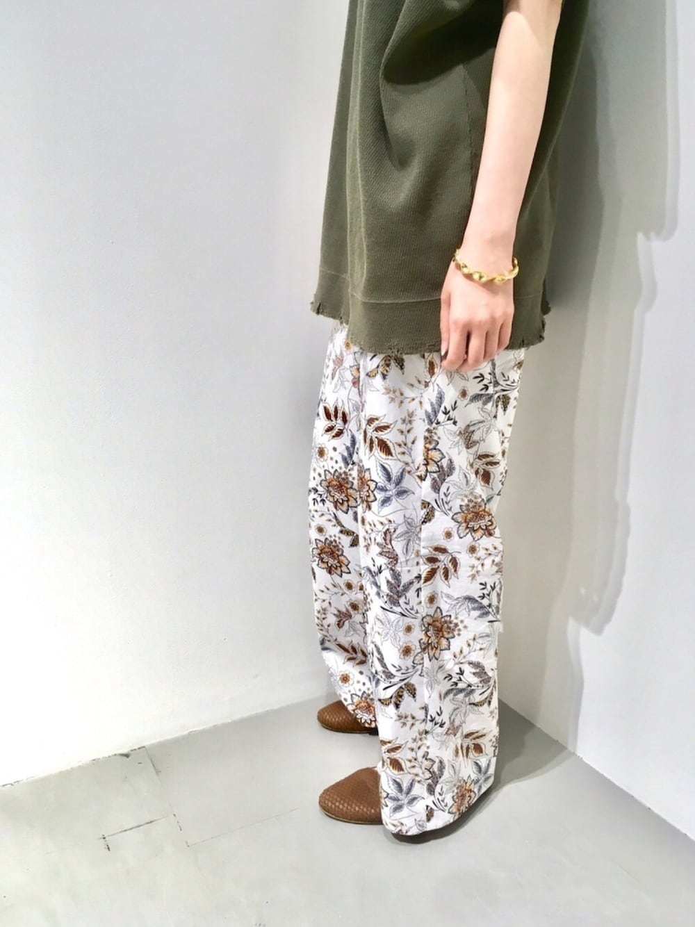「GARAGE OF GOOD CLOTHING、カーキ、オーバーサイズ、ワッフル、サーマル、ゆるコーデ、柄パンツ、花柄、白、白パンツ」｜「GARAGE OF GOOD CLOTHINGのダメージ入りサーマルカットソー（トップス、グリーン系）」を使った、renapinmaruさん（レディース・162cm）の春コーディネートの1枚目の写真