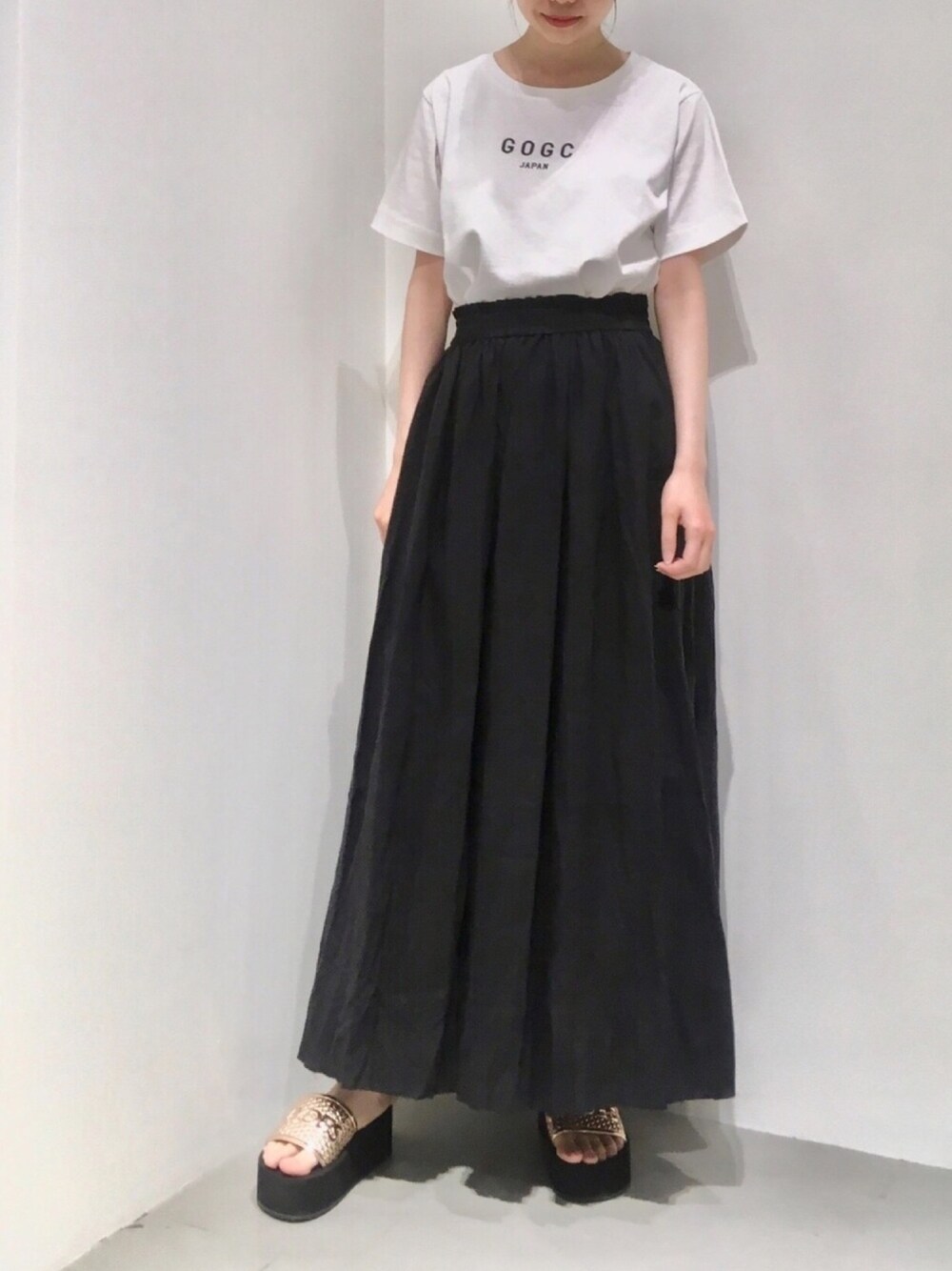 「GARAGE OF GOOD CLOTHING、Tシャツ、ロゴT、リネンスカート、白Tシャツ、フレアスカート、シンプルコーデ、夏コーデ、モノトーンコーデ、ブラック」｜「GARAGE OF GOOD CLOTHINGのショート丈ロゴT（トップス、ホワイト系）」を使った、renapinmaruさん（レディース・162cm）の春コーディネートの1枚目の写真